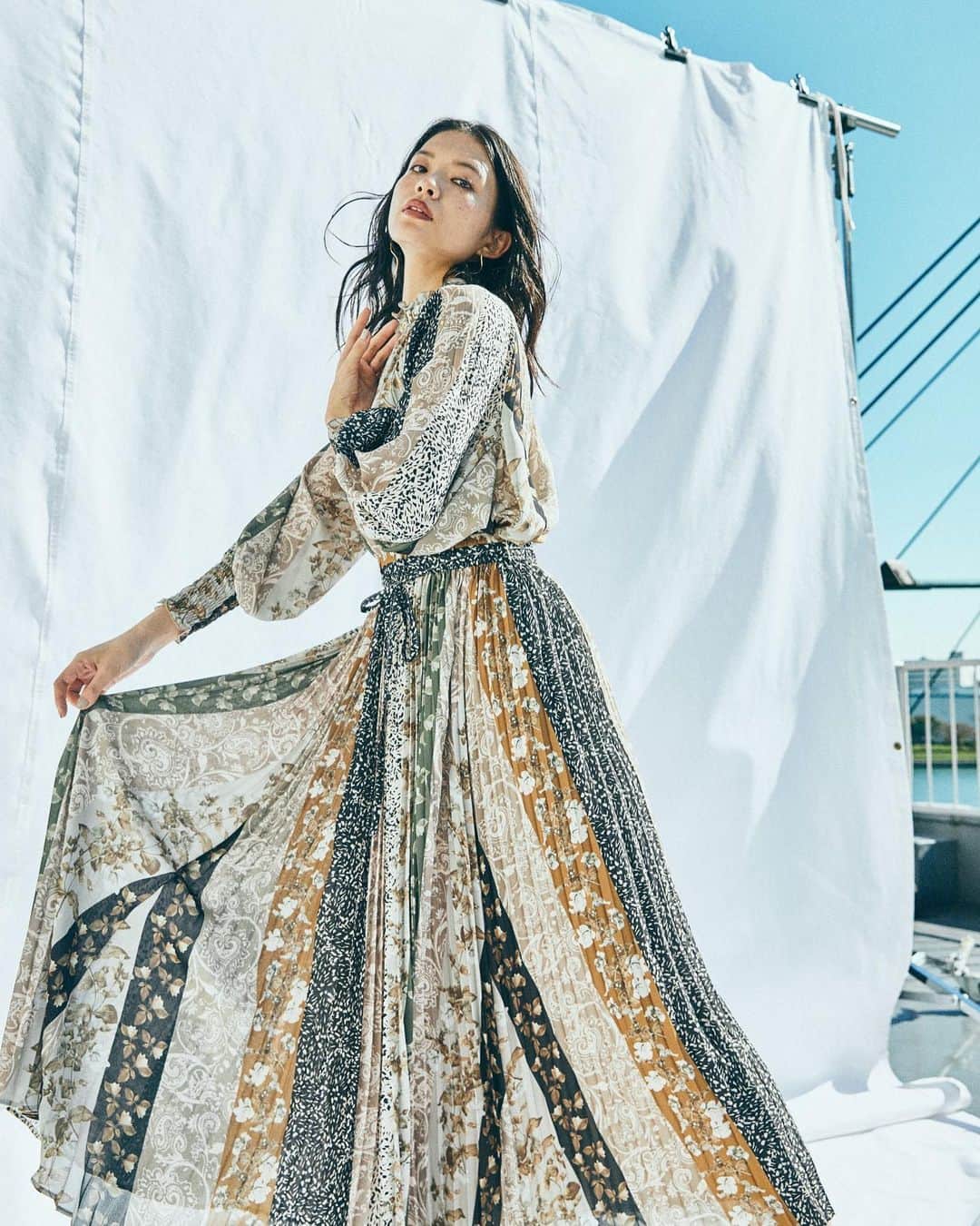 のインスタグラム：「新しいアウターで出会う、新しい私。  幾何ドットやリーフ、花柄など、数種類のパターンを絶妙に落とし込んだ総柄セットアップに、上質なハミルトンウールで仕立てたアウターを羽織ってモードな冬のスタイルに。  #usagionline #outer #coat #SNIDEL #lilybrown #setup #ウサギオンライン #アウター #アウターコーデ #リリーブラウン #スナイデル #セットアップ」
