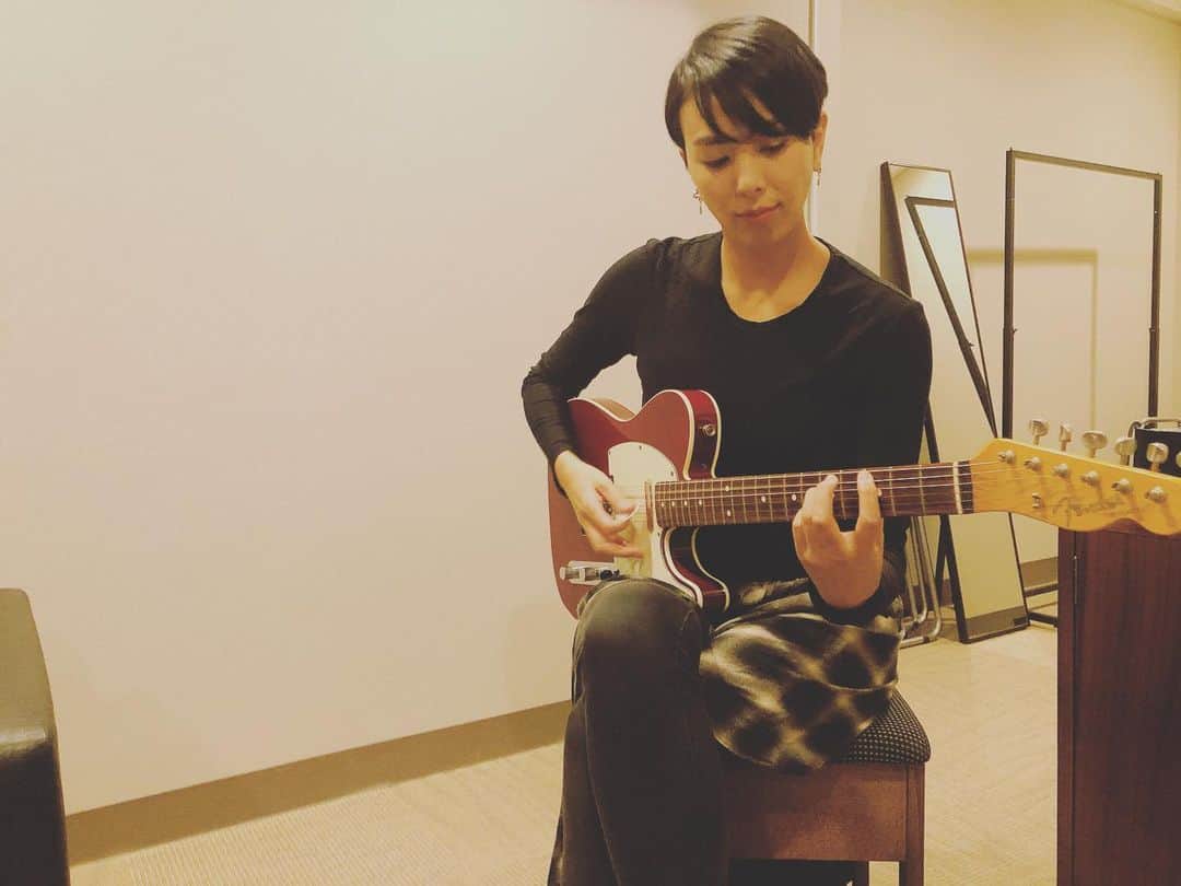 LOVEのインスタグラム：「そもそも楽屋にいる、という状態が久々...!  さらにもっと久々？テレキャス連れて出演してきました、TV東京の  #シナぷしゅコンサート  アーカイブは明後日１９時までだそうな！  楽しかった！というか全てが可愛かった🥰 ご覧いただきありがとうございまぷしゅでした。  #テレビ東京  #シナぷしゅ  #にょきの木 #OP・PAI・BLUES」