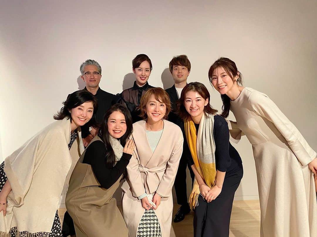 MIHOのインスタグラム：「銀座POLAミュージアムにて松本蘭ちゃん @ran_violin  のギャラリーコンサートへ ﻿ 草間彌生さんの作品をテーマに組み立てられたラヴェルのボレロ  一つ一つ点を重ねていく集大成の草間さんの作品がボレロにぴったり！とお話ししてくれてナルホド！と  そんなエピソードもききながら楽しめるコンサート ﻿ もともとはオーケストラなのにピアノとチェロとヴァイオリン3人でどうするんだろう！？と山中さんの構成を絵画をみながら最後までワクワク！  高揚感がすごいよね、ボレロって！！！ ﻿ 山内俊輔さんのチェロの音色も奥行きのある音で全体をグッと底上げしてくれるようでした　  その模様はこちらから配信されますのでぜひ冬のあたたかな夜に☺︎ ﻿ 松本蘭　ギャラリーコンサート配信﻿ 2020.11.28（Sat)〜12.3（Thu）﻿ チケット料金　¥3,000﻿ ﻿ 詳しくはご本人のinstagram にて☺︎  @ran_violin  ﻿  #pola﻿ #ポーラ﻿ #銀座 #演奏会﻿ #コンサート﻿ #ヴァィオリニスト #松本蘭﻿ #チェリスト #山内俊輔﻿ #ピアニスト #山中惇史 #アーティスト #草間弥生」