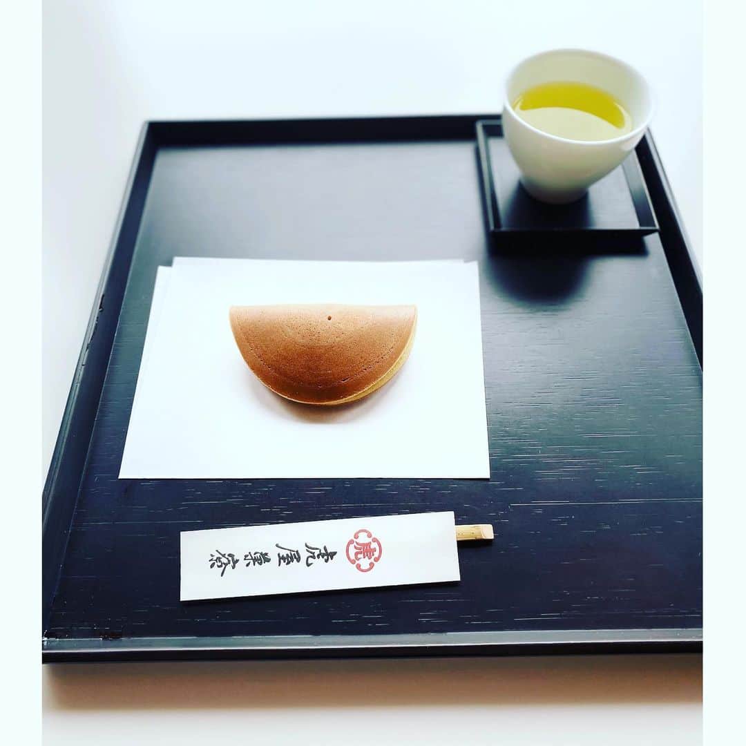 勝恵子のインスタグラム：「虎屋、焼きたて残月。 大変幸せになりました✨✨  #虎屋　#和菓子　#午後のひととき」