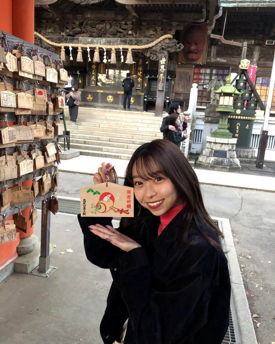 のインスタグラム：「皆さん、おはかめです🐢✨  ミスコン本番が【明日】となりました！ 本当に早いものです。今から緊張してます。  今日は朝から、最後のリハーサルがあります。 最後まで力を振り絞って、頑張ります！💪🏼  今まで私に時間を割いて、応援してくださった方々、 本当にありがとうございました😭 言いたいこと沢山あります。また、夜に投稿させてください🙇‍♀️  先日高尾山の薬王院で絵馬を書きました✨ミスコン本番を無事に迎えられるよう、お願いしました😊  本番の視聴URLをプロフィール欄に載せているので、チャンネル登録よろしくお願い致します🙇‍♀️  本番前最後の、 ・22:00〜（インスタライブ） ・23:30〜（ミクチャ配信）  もしかしたら時間を変更するかもしれません💦今までの思いを伝えさせてください🙇‍♀️ お待ちしております✨皆さん、今日も頑張っていきましょう！！！！」