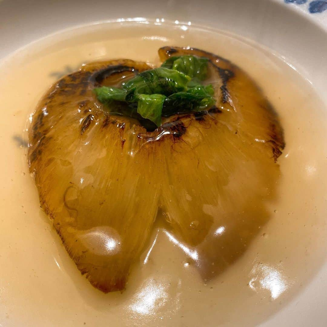 山岸久朗さんのインスタグラム写真 - (山岸久朗Instagram)「銀座の中華料理、フルタさん。息子のチウネさんがイノベーティブなのに対し、お父さんはド王道な中華に、わかりやすい豪華食材。好きぴ。好きぴって何？キャビアオンザ冷製ビーフンに、キャビア専用ウォッカのペアリングは、至福の時間💕 怒涛の〆ごはん編に続く #furuta #フルタ #好きぴ #予約4年待ち #予約困難 #春巻 #4種から選べる #松茸の春巻 #松葉蟹の春巻 #毛蟹の春巻 #全部頼む #中華料理 #銀座 #銀座中華 #東京中華 #パテック #ノーチラス #ロケ放送まであと2日」11月21日 6時52分 - yamaben