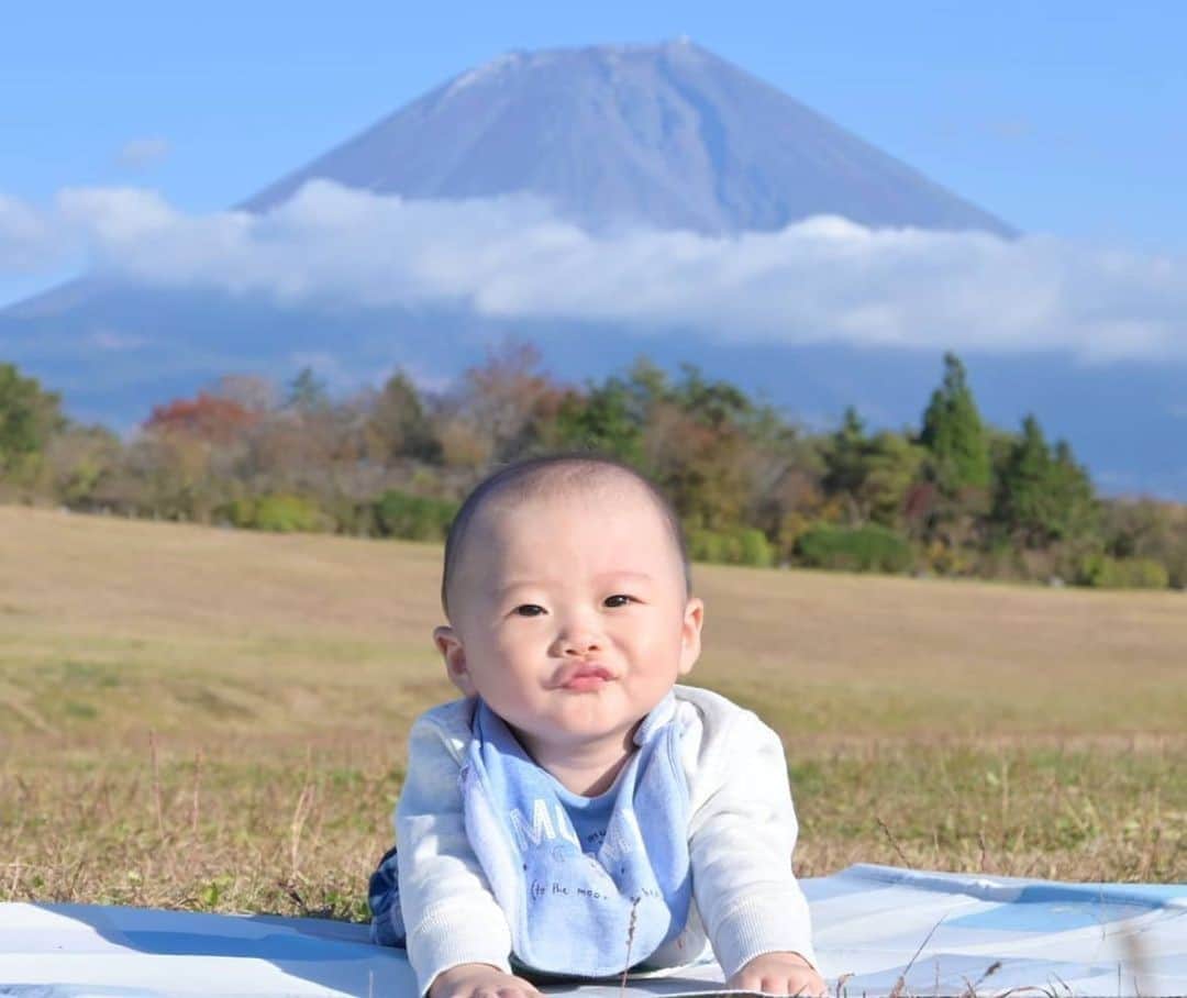 ままのてさんのインスタグラム写真 - (ままのてInstagram)「.⠀ 【富士山と僕良く撮れてる？⛰️😋】⠀ .⠀ .⠀ #ままのて⠀ .⠀ ピクニックをしているのかな？😌💕⠀ 富士山と記念撮影😊📷⠀ ご機嫌な笑顔かわいいですね😍⠀ ⠀ .⠀ #生後7ヶ月⠀ #富士山と僕⠀ .⠀ .⠀ @kodai04122020 様の投稿です。⠀ 素敵なお写真ありがとうございました💝⠀ .⠀ .⠀ 〈mamanote_officialのオリジナルキャンペーンへ参加しよう♡〉⠀ .⠀ お子様のかわいい動画、写真 ▶︎【 #ままのて 】⠀ @mamanote_official をフォローして、 投稿する動画や写真に合ったオリジナルハッシュタグをできるだけ多くつけて、インスタグラムにアップしてみましょう！⠀ .⠀ .⠀ 毎日、担当者が投稿をチェックして、素敵な写真と動画をピックアップして、公式アカウントで紹介します❤️⠀ .⠀ そして！！毎月、ハッシュタグごとに、@mamanote_official がピックアップした写真の中で1番｢いいね｣の多い方に、アマゾンギフト券3000円分プレゼント！当選者にはDMを送らせていただきます♡⠀ .⠀ また、動画や写真は、ままのてのFacebook、 またはウェブサイト 「ままのて」内の記事で紹介させていただきます🙌⠀ .⠀ .⠀ #子育てぐらむ#スマイル育児#ママタイム#ベビスタグラム#令和ベビー#プレゼント#キャンペーン#キッズモデル#モニター#新米ママ#成長記録#子育て#育児ママカメラ#ママ撮#スマイル育児#こどもと暮らす#子育て記録#育児記録 #お出かけ#親バカ部#赤ちゃんのいる生活#朝霧高原#絶景#富士山#赤ちゃんとお出かけ#0歳」11月21日 6時45分 - mamanote_official