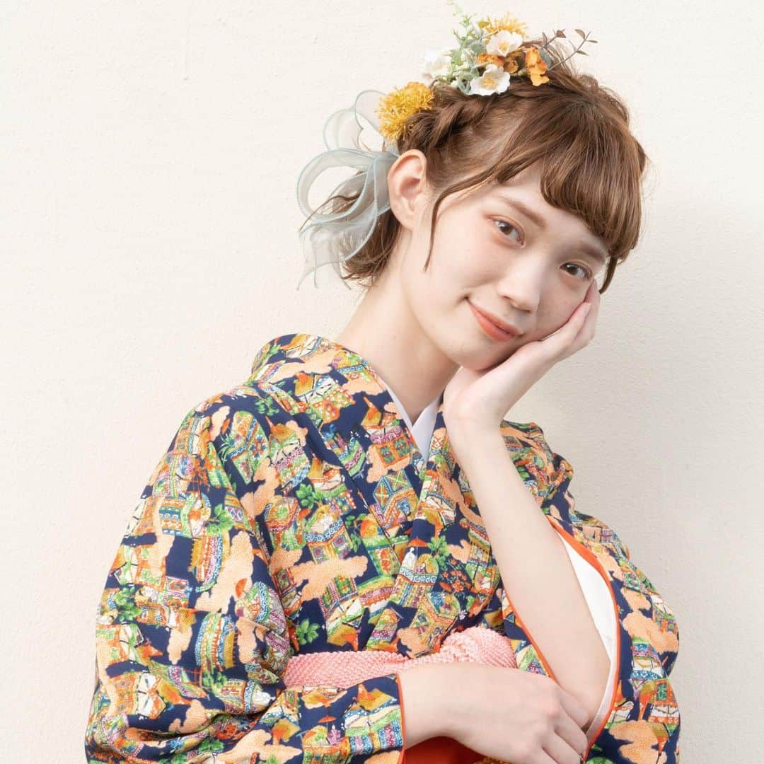 waco⭐️CHACOのインスタグラム：「明日から販売のCHACO x ムラハマハルカコラボアイテム 本日は髪飾りとしめ縄のご紹介です。  🌼髪飾り（造花） ムラハマちゃんの選んだお花で髪飾りを作りました！ 成人式や卒業式の方におすすめの髪飾り。 来年以降も使える長持ちできるための造花の髪飾りを考えました。 ワイヤー入りのグリーンのリボン付きです。 造花のお花：スノーボール、ドライ風ミニローズ、ユーカリ お花系12点+リボン1点 販売価格　4500円+税  🥀髪飾り（ドライ&プリザーブド） ムラハマちゃんの選んだお花で髪飾りを作りました！ 成人式や卒業式の方におすすめのナチュラルな雰囲気たっぷりのドライフラワーとプリザードフラワーの髪飾り。 白いフリンジのリボン付きです。 お花：ポアプランツ、イモーテル、シルバーデイジー、あじさい お花15点+リボン1点 販売価格　4500円+税  🎍しめ縄 ムラハマちゃんの選んだお花たちを詰め込んだしめ縄。 来年は歳神様を迎えるために可愛いしめ縄を飾って、良い一年になることをお祈りしたいですね。 ドライフラワーのお花：ユーカリ、シャーリーポピー、ファルモサ、バラの実、月桃 しめ縄：まこも 販売価格　2500円+税  🌈CHACOxムラハマハルカコラボ受注販売 販売期間　11月22日〜11月24日 お届け予定　12月22日前後  model @_mura_hama  photo eicou hair @eight_hair」