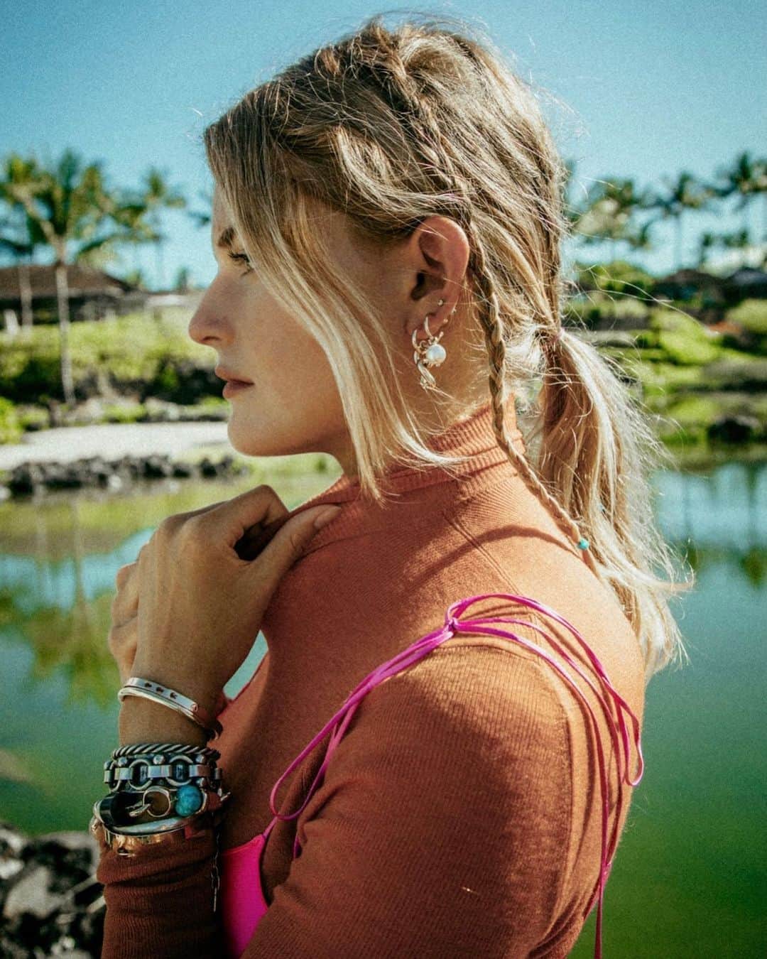 ダニジョーのインスタグラム：「Perfect Pairing 🍊@palomafield in the Spice Orange Turtleneck and Electric Pink Slip 💕」