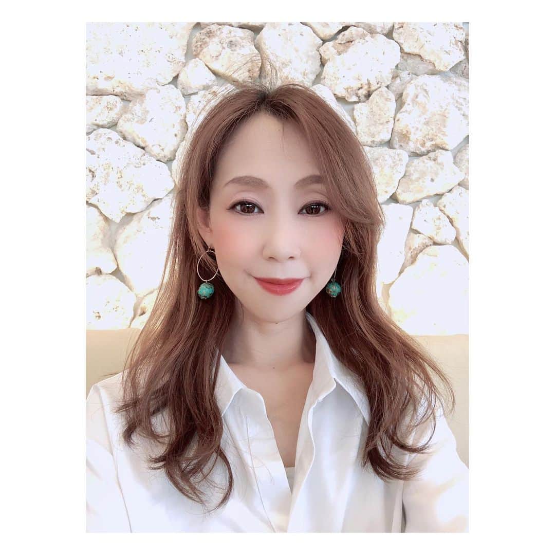 のインスタグラム：「・ 皆さま、おはようございま〜す♬ 以前の淡路島のpostが終わったのにもかかわらず 出てきた一枚。。。😏 それをpostしちゃおー！！ 夏に撮ったpicだけど… 秋なのにここ数日の暑さったら…🥵ありえ〜ん💦 …ということで爽やか風なこのpicでもいいかな〜なんてっ😁 今日は土曜日。。。❤︎ 素敵な一日をお過ごし下さいね〜♬ ・ #カジュアルコーデ#撮影#モデル#大原由美子#model#関西モデル#神戸モデル#シンプルコーデ#写真を撮るのが好きな人と繋がりたい #fashion#アパレルモデル#お洒落さんと繋がりたい#ファッションモデル#fashionmodel#サロモ#jaiguru#模特#インフルエンサー になりたい#写真家さんと繋がりたい#Japanesemodel#모델#カメラマンさんと繋がりたい #webモデル#fashion#写真好きな人と繋がりたい#ファインダー越しの私の世界 #被写体#ootd #夏コーデ#💄」