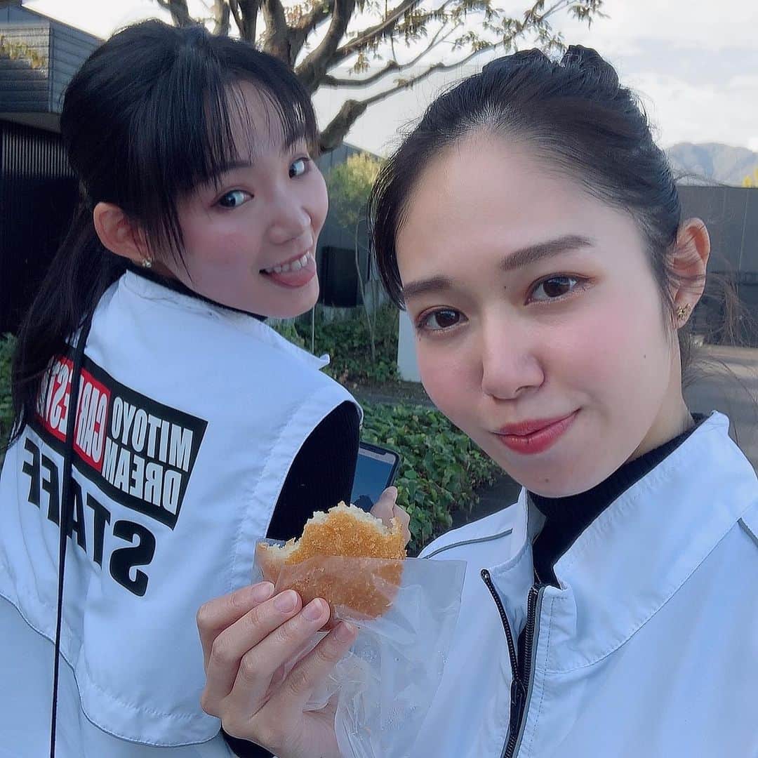 内田有理のインスタグラム：「三豊ドリームカーフェスタ、スタッフ、あやのちゃんと🌟 色々と体力回復まで時間が必要。。。整体も行った😅 ありがとうございました‼️」
