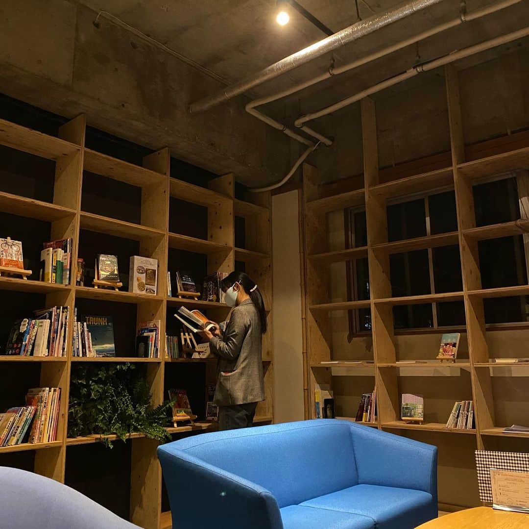内田有理のインスタグラム：「何かが光った笑 旅本多め お洒落ホステルでした✨」