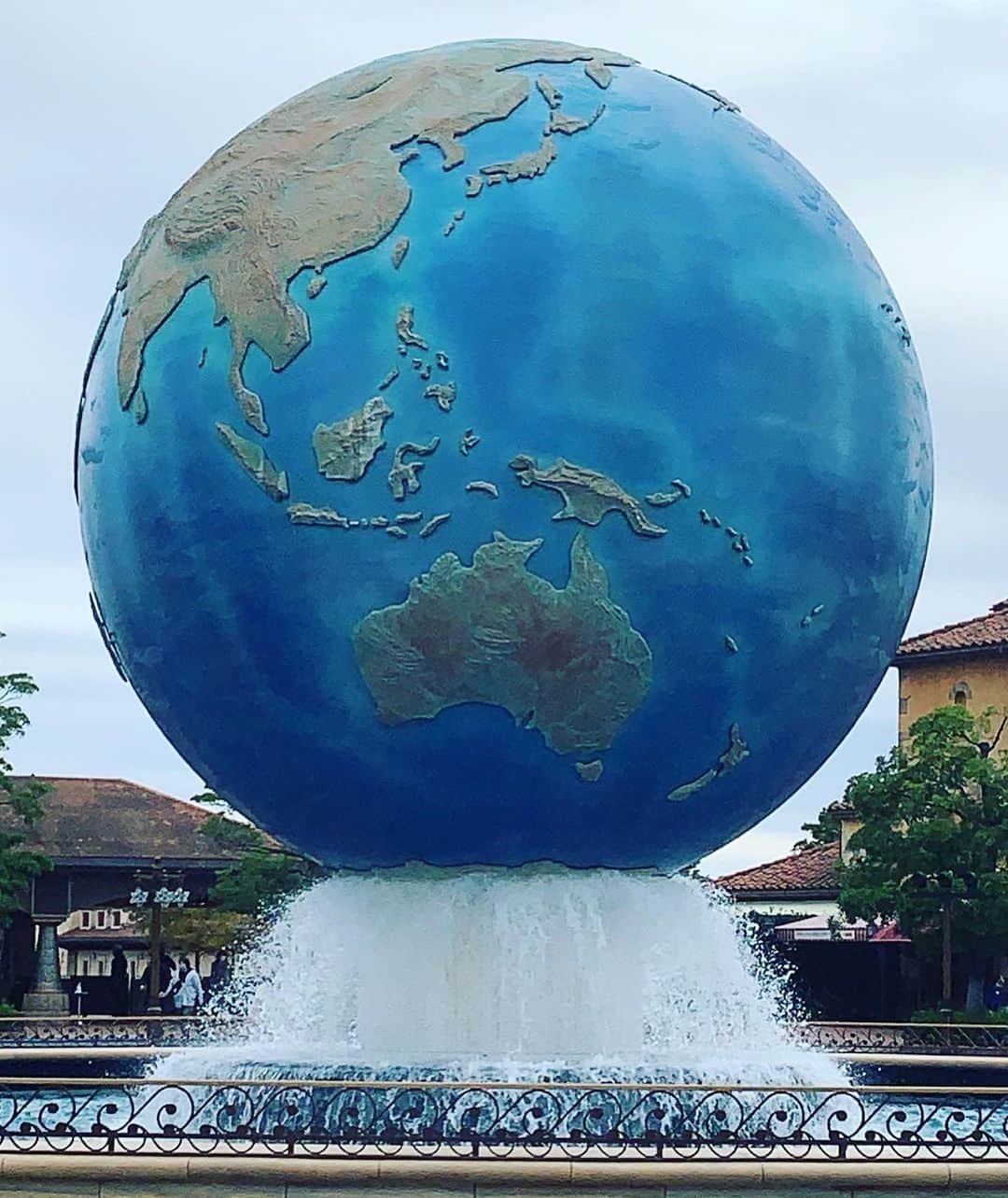 のインスタグラム：「ディズニーシーには朝と夜の地球🌏様がいる🌏💖  #ディズニー#旅行#東京#ディズニーランド#ディズニーシー#ミラコスタ#メイドカフェ#プティパルフェ#メイド#名古屋#住吉#幸せ#ハッピー#クリスマス#地球」