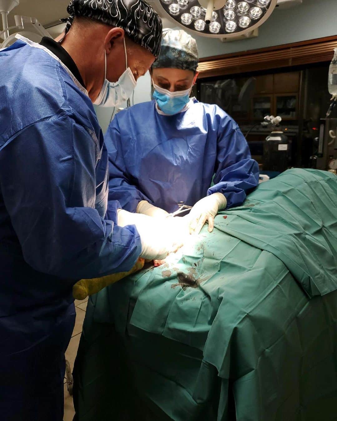 ストーン・コールド・スティーブ・オースチンのインスタグラム：「Moolah undergoing TPLO surgery at Carson Valley Veterinary Hospital. Incredible doctors and staff. Many thanks to Dr. Cameron Ross and our good friend and vet tech @huntressdivine who assisted during the surgery. Moolah is back home with us and is resting comfortably.  #dog #doglife #labradorretriever」
