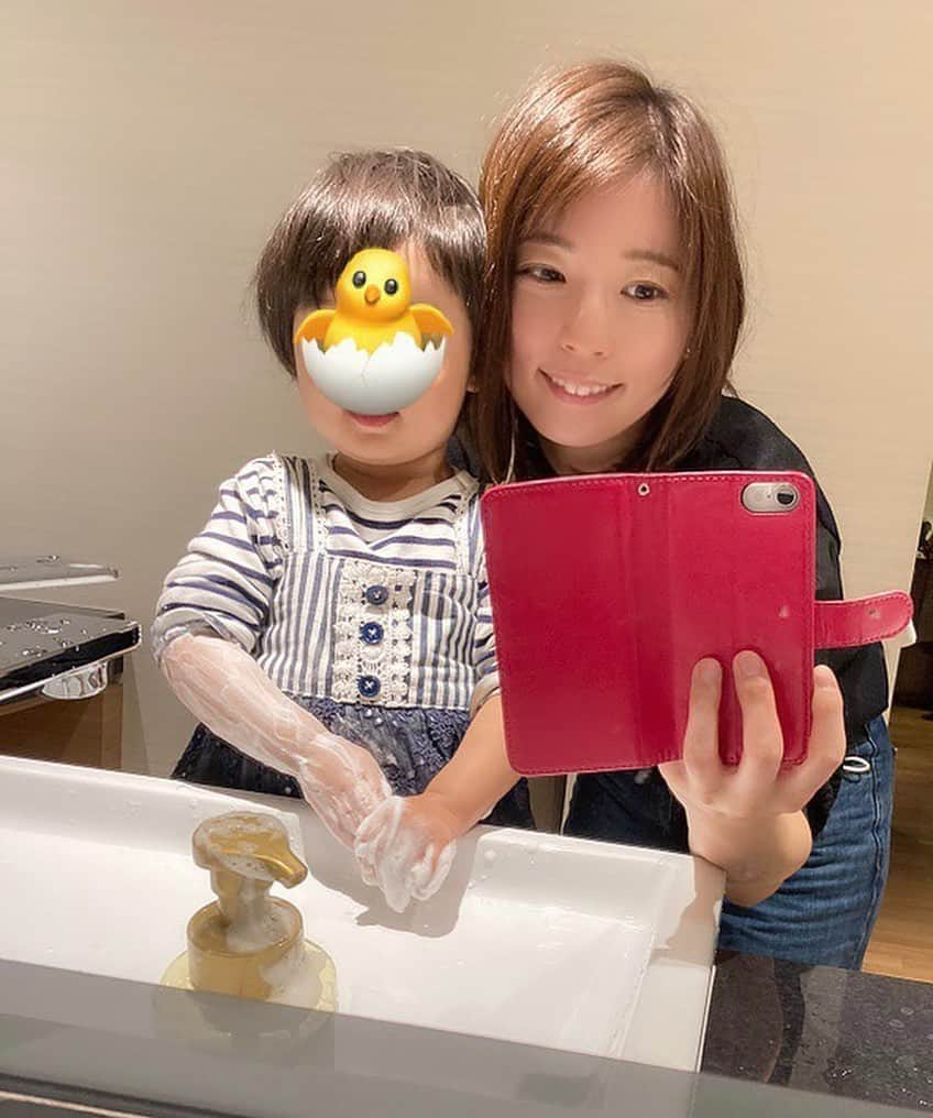 室照美のインスタグラム：「コムロも手洗い🙌  「じぶん(でやる)！じぶん！」と言って、嬉しい手洗いブームが到来‼️  #もうすぐ2歳 #イヤイヤ期も到来してます #子育て奮闘中 #室照美」