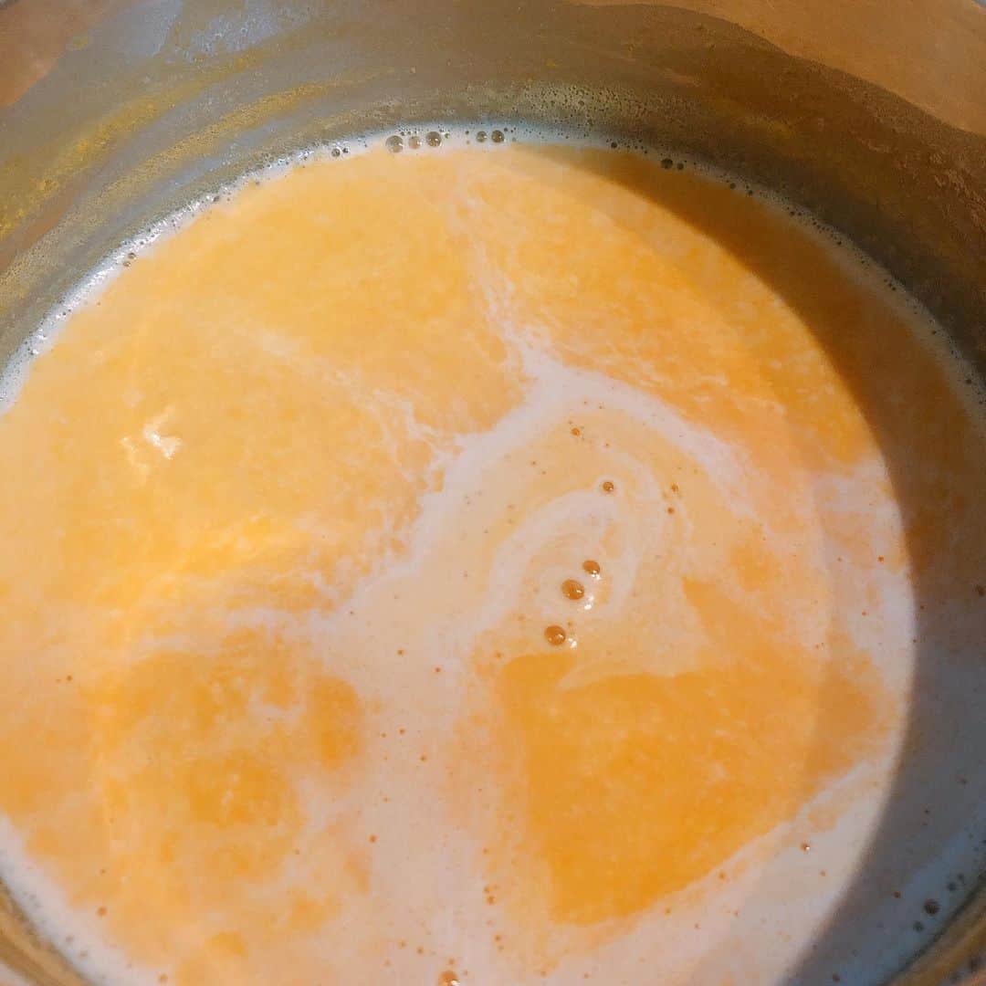 ヨーコさんのインスタグラム写真 - (ヨーコInstagram)「SOUP. ・ ・ ・ 岩手でバターナッツ(かぼちゃ)を買ってスープ作り。  皮を剥いてレンジでチンして、水分を足して潰して(私は楽ちんブレンダー)、牛乳とコンソメを入れたらできあがり。  普通のかぼちゃより繊維質じゃないのでなめらかに仕上がる。 美味しくてごくごく飲んでしまうからいつもあっという間に完食。  関東でもたまにスーパーで見かけるのだけど、、、高い！ 盛岡の産直は1つ200円〜。 重いけど持ち帰ってしまう。  次回の岩手でも買えるといいな。  かぼちゃは煮物よりスープやグラタンにして食べるのがすき。  ビタミンAと食物繊維が多いのもうれしいポイント😊  #butternutsquash #バターナッツかぼちゃ  #バターナッツ #ヨーコ飯 #ヨーコごはん #かぼちゃスープ #バターナッツかぼちゃのポタージュ #ポタージュ #スープ #soup #pumpkin #butternutsquashsoup  #delistagram #delish  #delicious #deliciousfood  #cooking #lovemylife」11月21日 7時21分 - y0k0_1108