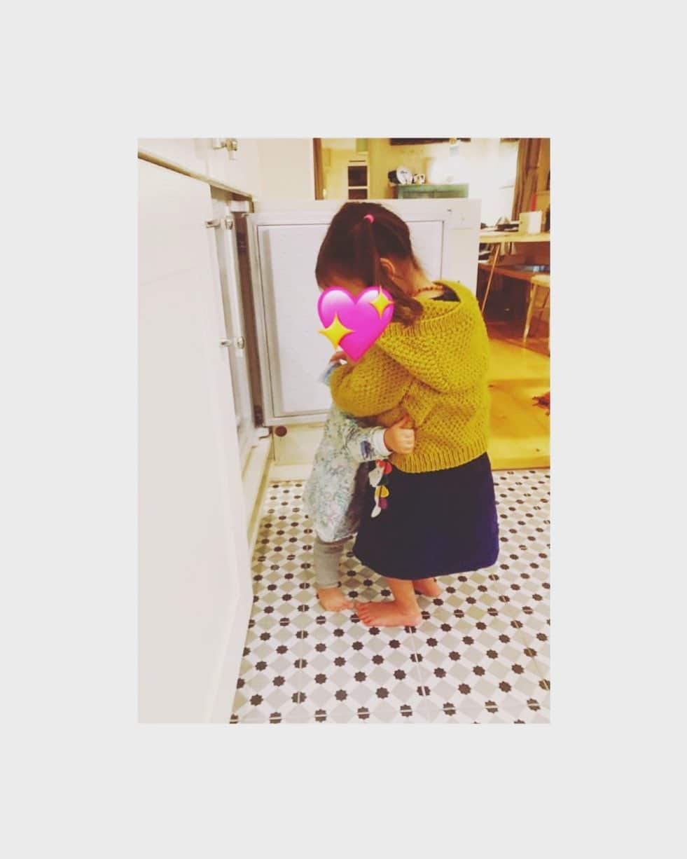 ダイアナ湯川のインスタグラム：「Preparing supper, turning around to find them embracing by the freezer. Heart bursting over and over again 💓💓💓 Moments like this, filling up my cup amidst covid madness.  . . . #daughters #sisters #one #three #childhood #motherhood #parenting #family #love #blessed #happiness #thankful #hug #cuteness」