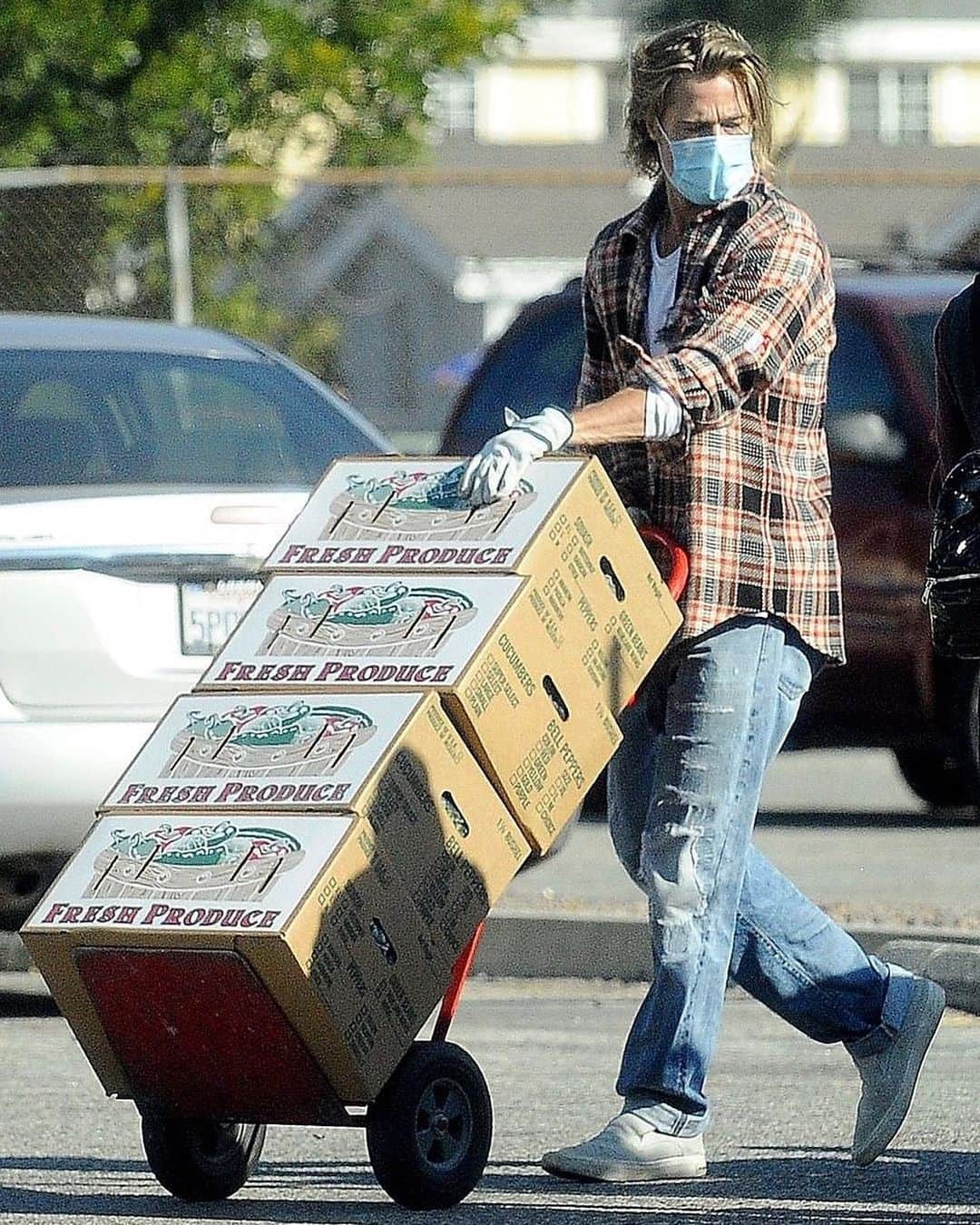 シービーズのインスタグラム：「Shout-out to Brad Pitt who was spotted this week distributing food to families in his favorite pair of Huntington Middies.  PC: Jeff Rayner/Coleman-Rayner」