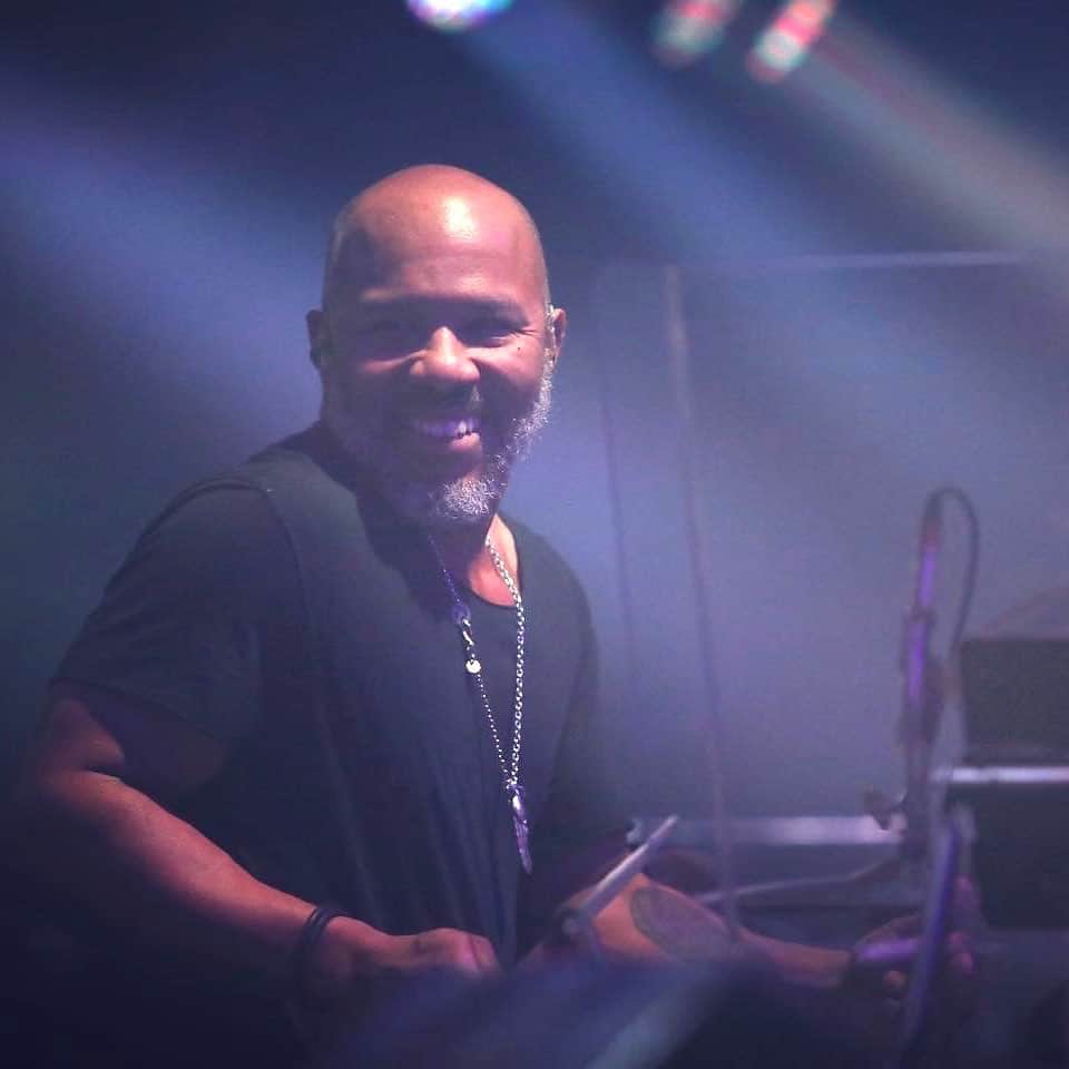 テデスキ・トラックス・バンドのインスタグラム：「After ten years as a member of Tedeschi Trucks Band, drummer J.J. Johnson has decided to move on from the band to pursue other artistic opportunities. Thank you J.J. for a decade of inspiring collaborations on stage and in the studio, and our enduring friendship!  We look forward to bringing a new evolution of TTB to the stage one day soon.」
