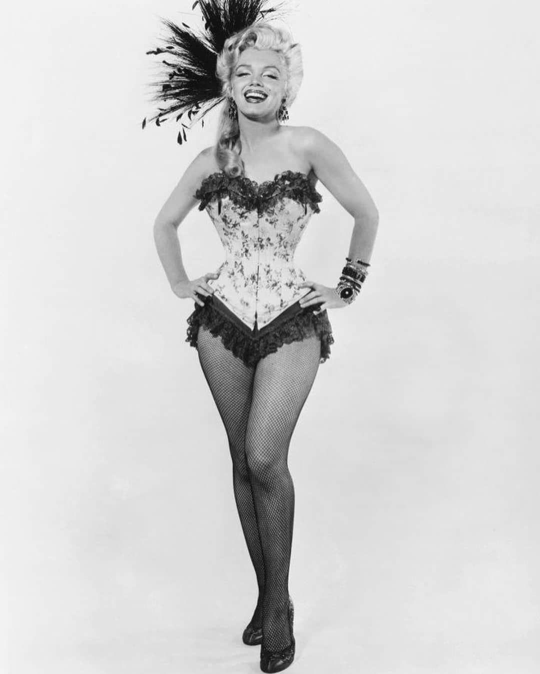マリリン・モンローさんのインスタグラム写真 - (マリリン・モンローInstagram)「Marilyn during the filming of “River of No Return” 1954. That waist 👀❤️ #marilynmonroe」11月21日 7時40分 - welovemarilyn