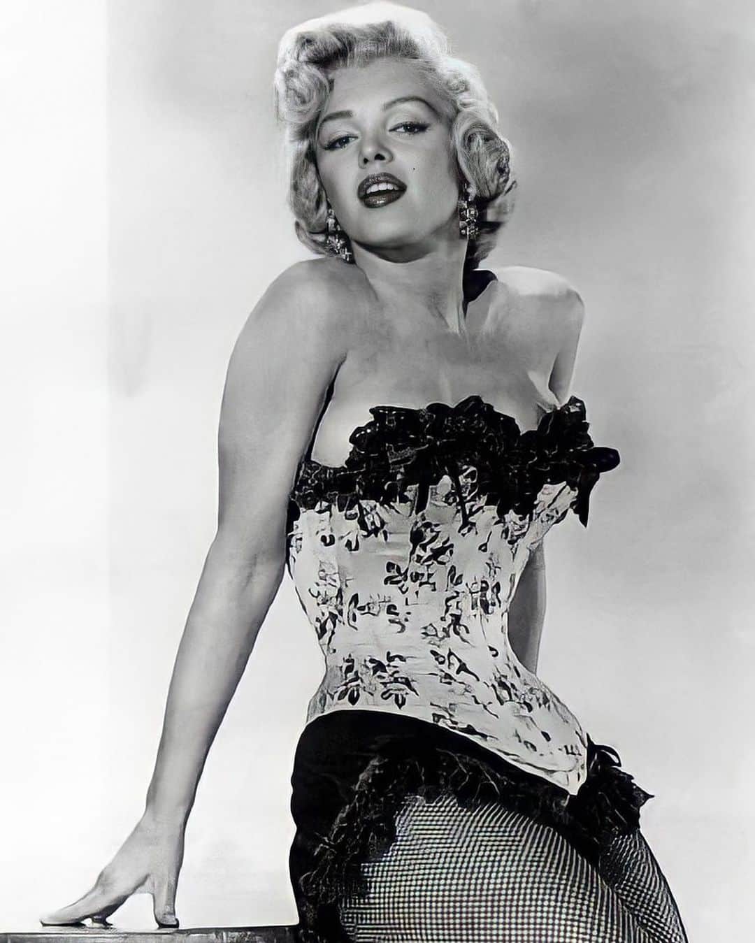 マリリン・モンローさんのインスタグラム写真 - (マリリン・モンローInstagram)「Marilyn during the filming of “River of No Return” 1954. That waist 👀❤️ #marilynmonroe」11月21日 7時40分 - welovemarilyn