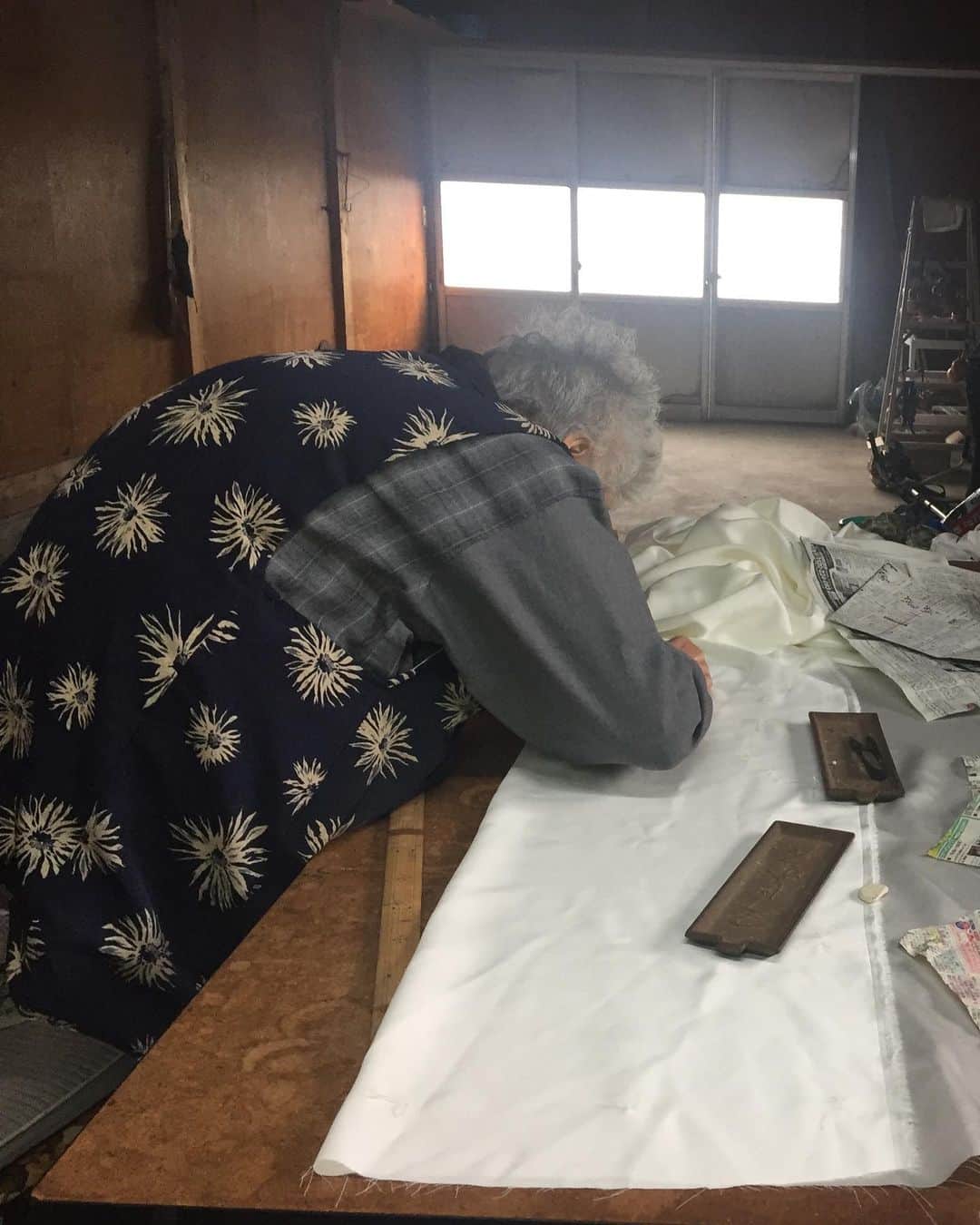 北野貴之さんのインスタグラム写真 - (北野貴之Instagram)「88歳千寿恵さん。 洋裁職人。これぞ、愛ある一点一点手作り。 1人で１つの織物から服をつくっていく。 糸の細さ選び、色んなミシンを用途によって使い分ける。 大好きなおばあちゃんの1人。 105歳に亡くなったおばあちゃんの話をすると、モチベーションにしてくれました。 また、服頼むね！！大好きな千寿恵さん❤️ 僕のおばあちゃんと同じように僕のことを呼んでくれるようになりました。 「たかしちゃん」  #縫製職人#洋裁職人#千の寿の恵み#とんでもなく素敵な名#おばあちゃん#88歳」11月21日 7時43分 - takashi_kitano