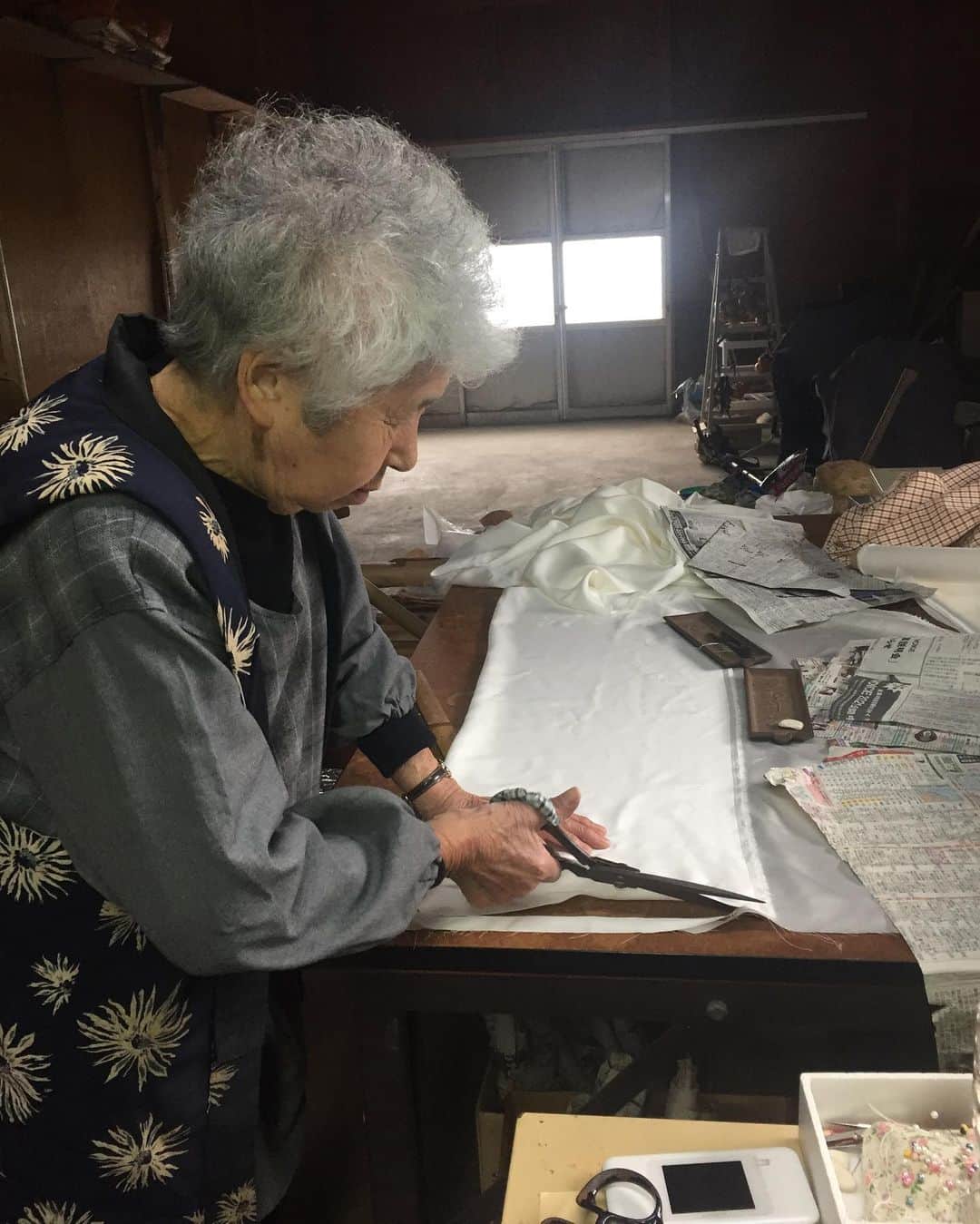 北野貴之さんのインスタグラム写真 - (北野貴之Instagram)「88歳千寿恵さん。 洋裁職人。これぞ、愛ある一点一点手作り。 1人で１つの織物から服をつくっていく。 糸の細さ選び、色んなミシンを用途によって使い分ける。 大好きなおばあちゃんの1人。 105歳に亡くなったおばあちゃんの話をすると、モチベーションにしてくれました。 また、服頼むね！！大好きな千寿恵さん❤️ 僕のおばあちゃんと同じように僕のことを呼んでくれるようになりました。 「たかしちゃん」  #縫製職人#洋裁職人#千の寿の恵み#とんでもなく素敵な名#おばあちゃん#88歳」11月21日 7時43分 - takashi_kitano
