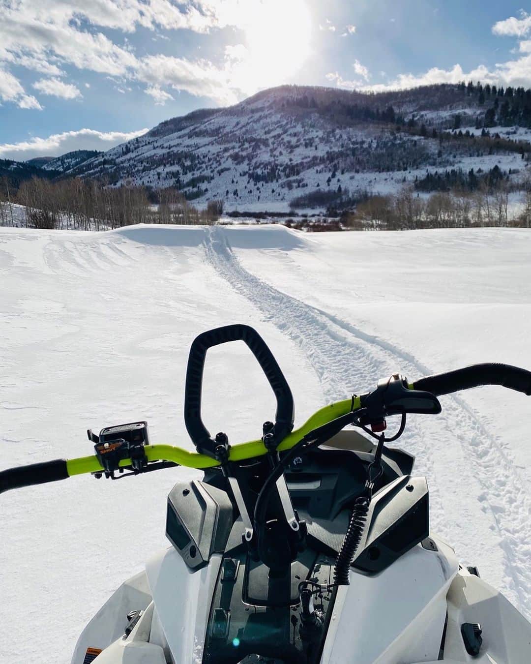 ケン・ブロックさんのインスタグラム写真 - (ケン・ブロックInstagram)「First decent snow of this winter season, and first snowmobile jump on our new moto track! Looking forward to a whole winter of this on my @SkiDoo - just need more snow. #shredsled #SkiDooSummit」11月21日 7時43分 - kblock43