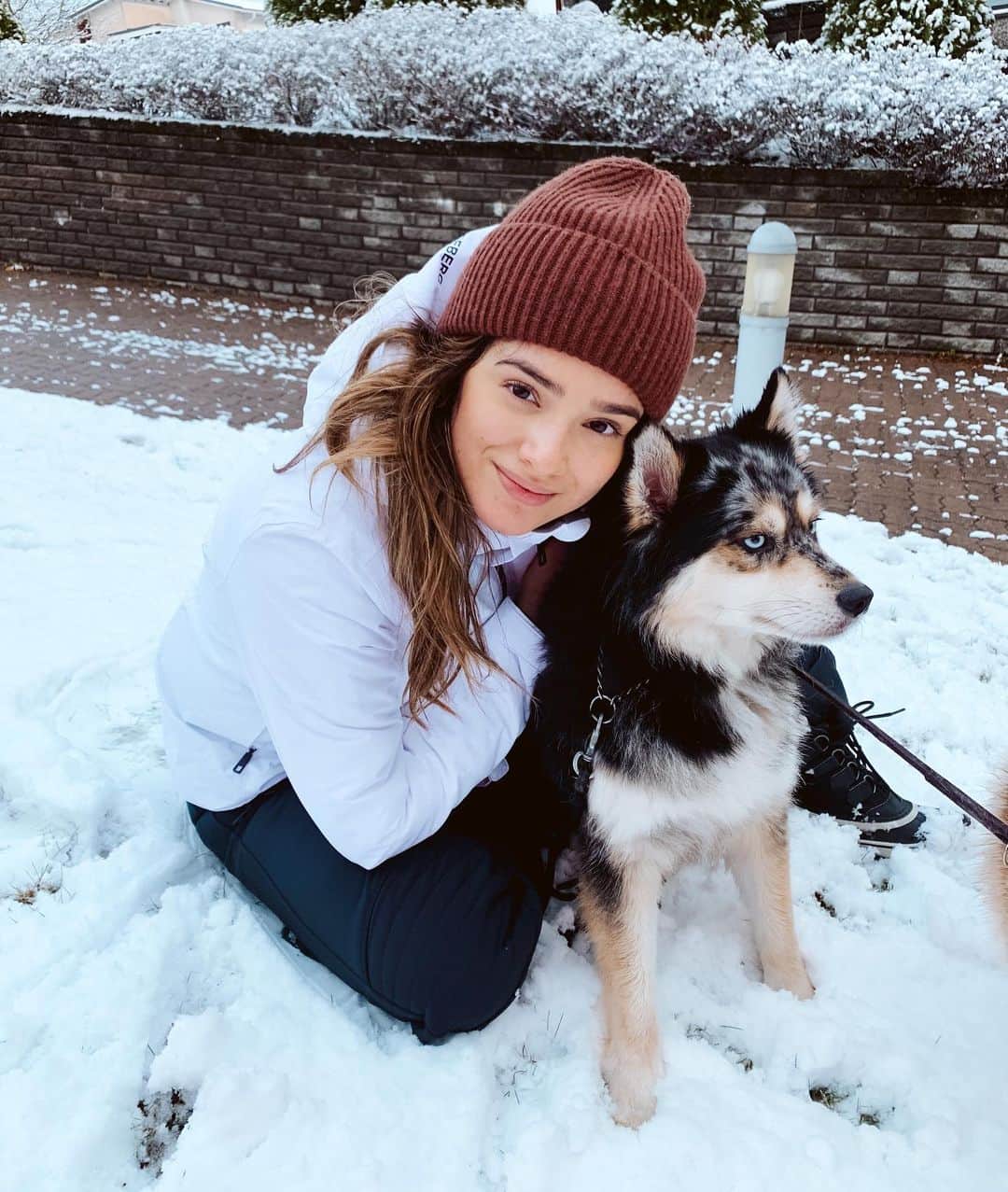 チャチー・ゴンザレスのインスタグラム：「Snow day with my wolves ❄️」