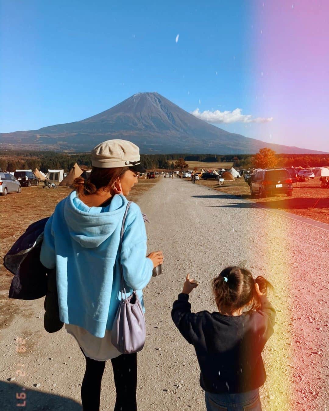 堀舞紀のインスタグラム：「🌞 . . . 現実逃避をしたいので (引越しの荷物で荒れ狂う家より) . campの写真を載せて 心を穏やかにします🙋🏽‍♀️〜 . . 今回も仲良し4家族で。 campマニアのfam. 援護してもらいながら、 今までで1番忘れ物とかしないで 参加できた気がします✨ . . campってさ、 忘れ物との戦いぢゃない？！ 特に冬。。 荷物の量が多すぎて積み込めず諦めた物沢山です！！ . . それでも、 アレモコレモ" って気持ちが増えるから なかなか上手にcampが出来ない人🙋🏽‍♀️ . . 本当に冬は寒いから 電源サイトのない 場所は生死を彷徨うね😂 . . それでも、 朝起きた時の極上の爽快感が たまらないので また行っちゃうんだろぅな。 . . あ！！ ついに、 ストーブと湯たんぽを get!!したんだった。 . . 湯たんぽのない生活なんて この先考えられないくらい 最高の品物ですね。 . . ストーブの上で 湯たんぽあっためて お餅焼いて食べたい🤤 . . 夢膨らむ〜 . . お餅買おう〜♡ . . #冬キャンプ  #湯たんぽ #camp #テント #愉快な仲間と #神のダンス降臨 #揚げっと #まだまだ写真あります #gearmission」