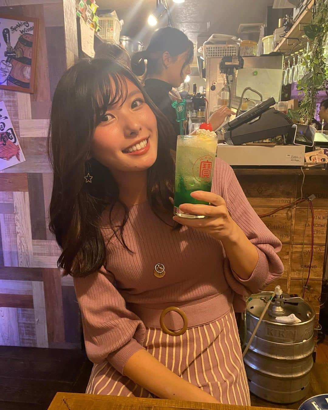 YOUKORINさんのインスタグラム写真 - (YOUKORINInstagram)「コスパのいい女は1杯で酔います🍺#大阪#梅田#ネオ居酒屋#リベリー#可愛すぎる#メロンソーダみたいなお酒#甘党#酒#ハシゴ酒#大人気分#何度も言うけど#1杯で顔赤い#美味しくて可愛い#正義#おすすめすぎる#イケメンのお客さん#目の保養#ありがとう」11月21日 7時52分 - xxy0uc0riinxx