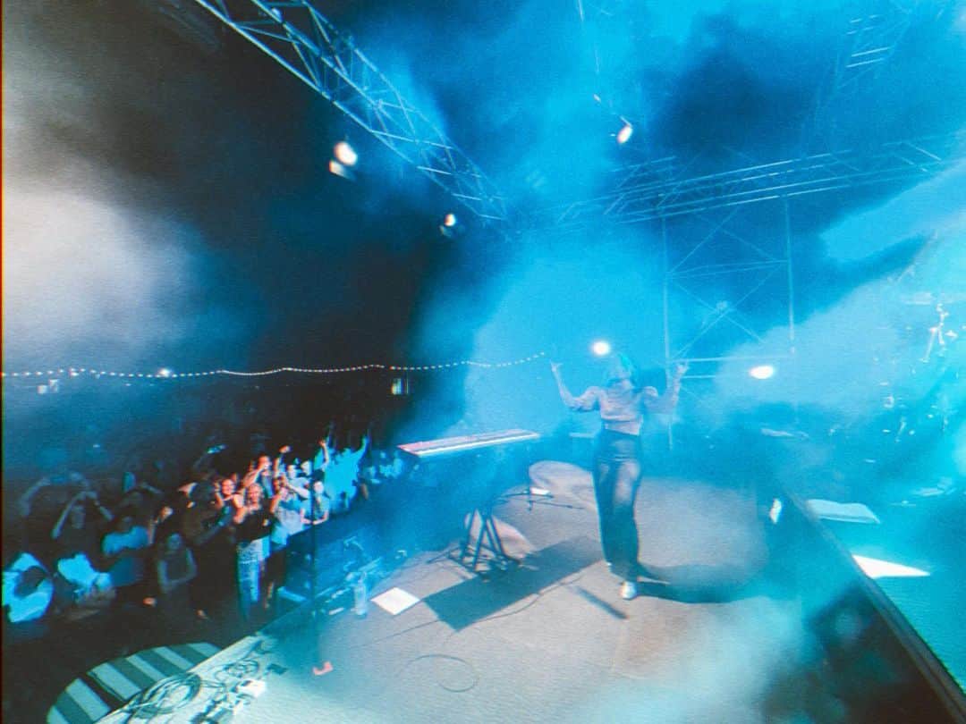 シェパードのインスタグラム：「Gladstone night 1 was epic.. feels so good to get up in front of a crowd again. Can’t wait for round 2 tonight!」