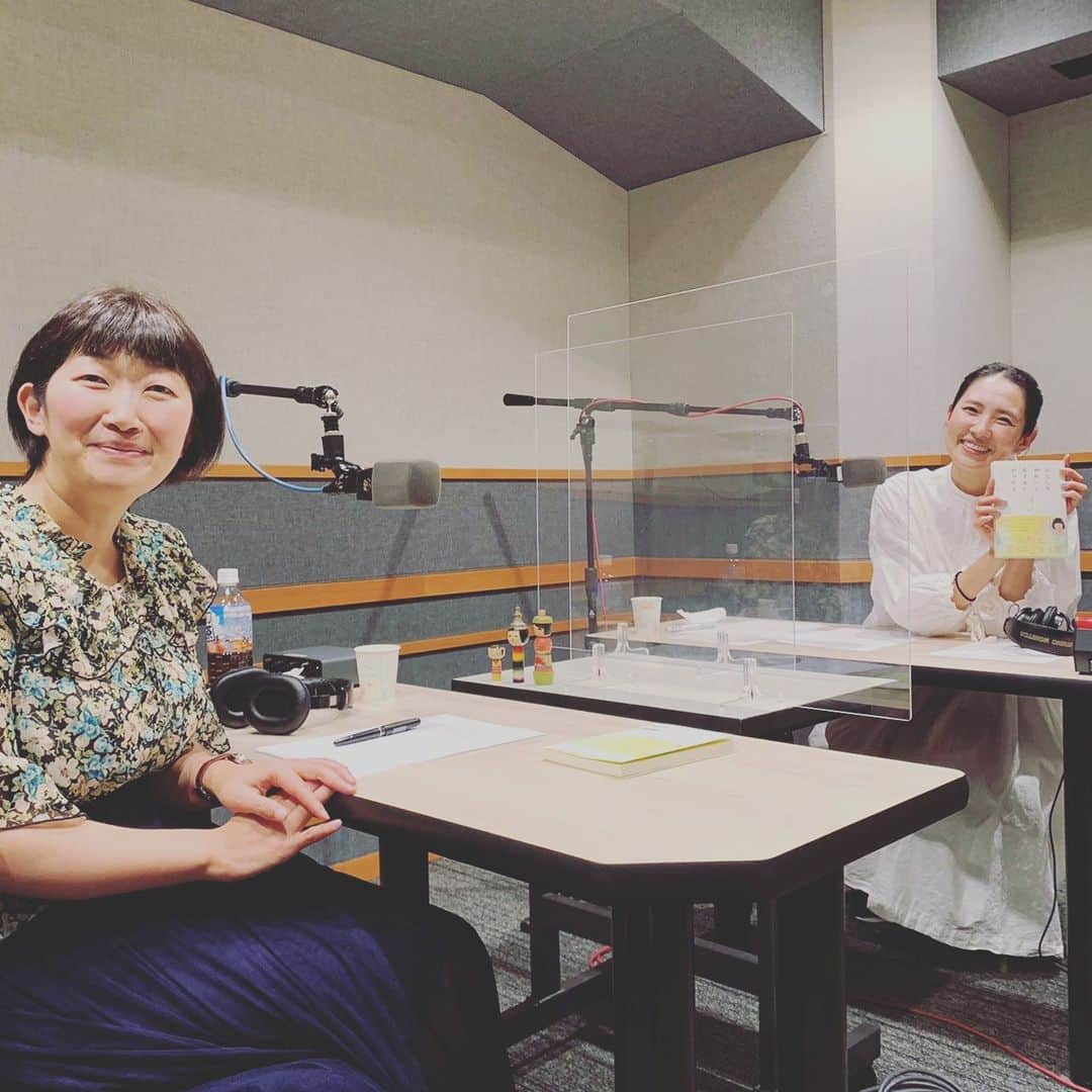 浜島直子さんのインスタグラム写真 - (浜島直子Instagram)「『TOKYO GAS Curious HAMAJI』  今週と来週のゲストは、お笑いコンビ「たんぽぽ」の、川村エミコさん。  いつもTVで見ている川村さんは、謙虚で、のんびりしていて、ものすごく優しくて。 実際にお会いしてみるとそのイメージはそのままに、それに加えて芯の強さや、冷静さ、そして好きなことにはとことん打ち込むことができる、情熱的な方なのだと思いました✨  それはきっと、川村さんの初めてのエッセイ本「わたしもかわいく生まれたかったな」(集英社)を読んだからかもしれません。  そこに書かれている小さなエミコちゃんは、「友達になる試験」にも果敢に挑戦し、幼稚園の担任の先生の一言がショックで毎晩タンスに追いかけられる夢を見て、そして周りの目を気にせずダメなことはダメだと言う男の子に憧れを抱きます。  「幸せでも不幸でもない、かけがえのない記憶。ちょっと生きづらく、でもどこかほっこりするような日々を、つらつらと書いております」というように、小さなエミコちゃんが感じた心の揺らぎが丁寧に綴られていて、読み終わったあとは、何か大切なものを抱きしめられたようなふんわりした気持ちに✨  川村さん、すごい。 こんな文章を書ける方だったのですね。 胸にしみ入りました✨✨ ・ 川村エミコさんがゲストの放送回は、11月21日、28日土曜日の全2回。 bayfmで午前11時から。 radikoで全国聴けますので、お時間ありましたらどうぞよろしくお願いいたします🌈 ・ #東京ガス #bayfm #キュリオスハマジ #たんぽぽ #川村エミコ　さん #わたしもかわいく生まれたかったな  #集英社 #お供こけし　も #持ってきてくれて嬉しい❣️ #可愛かったなぁ🥰 #ありがとうございます #そしてひとつ前の投稿では大島さんにも会えて #いってQファンとしては #内心むちゃくちゃ喜んでる🙈」11月21日 7時56分 - hamaji_0912