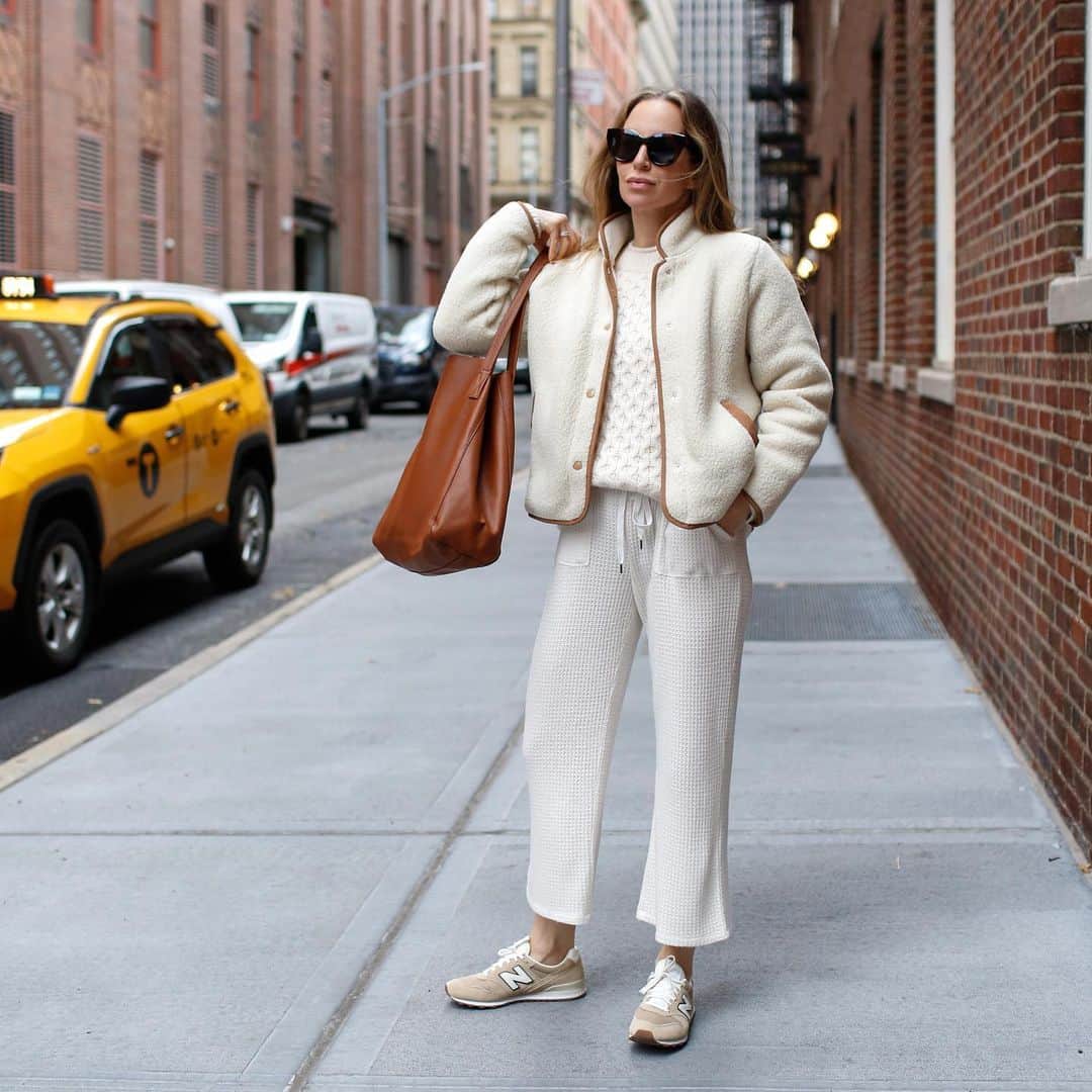 Helena Glazer Hodneさんのインスタグラム写真 - (Helena Glazer HodneInstagram)「Last week, I visited the @jcrew Cozy Shop and I cannot express how great it felt to be in a store! Everything was so beautifully curated, immediately making me want to put countless outfits together. Also, if you're hesitant, they're currently offering one-on-one appointments, making everything feel easy and relaxed. Scroll for a few of the outfits that I picked. Which is your favorite? #jcrew ad」11月21日 7時58分 - brooklynblonde1