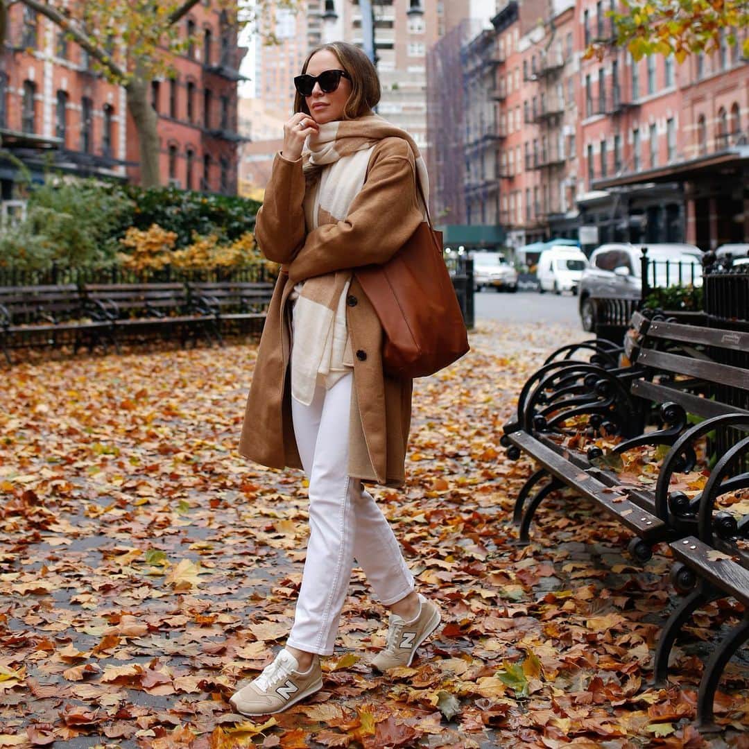 Helena Glazer Hodneのインスタグラム：「Last week, I visited the @jcrew Cozy Shop and I cannot express how great it felt to be in a store! Everything was so beautifully curated, immediately making me want to put countless outfits together. Also, if you're hesitant, they're currently offering one-on-one appointments, making everything feel easy and relaxed. Scroll for a few of the outfits that I picked. Which is your favorite? #jcrew ad」