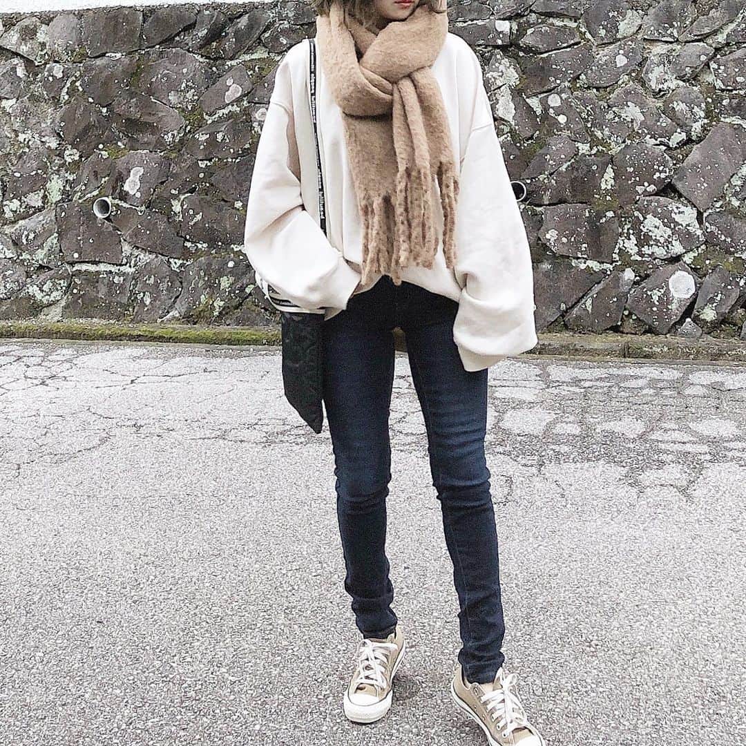 のインスタグラム：「. ゆるっとスウェットに 裏起毛のスキニーデニムで あったかコーデ◡̈⃝⋆ スキニーは微起毛でストレッチも効いてて着心地◎ 参考までに、、 152cmでxsですが、丈はやや長めでした💦 このデニム、着心地良かったから 低身長向けサイズも発売して欲しいなぁ😭✨ . . . #スウェット　#gu #ジーユー #スキニー　@reedit_official  #ストール　@isook_official  #converse #コンバース . . .  #今日の服#コーデ#今日のコーデ#ママコーデ#シンプルコーデ#outfit#ootd#kurashiru#ロカリ#おちびコーデ#locari#mineby3mootd#152cm#152cmコーデ#低身長コーデ#大人カジュアル#reedit#リエディスタ」