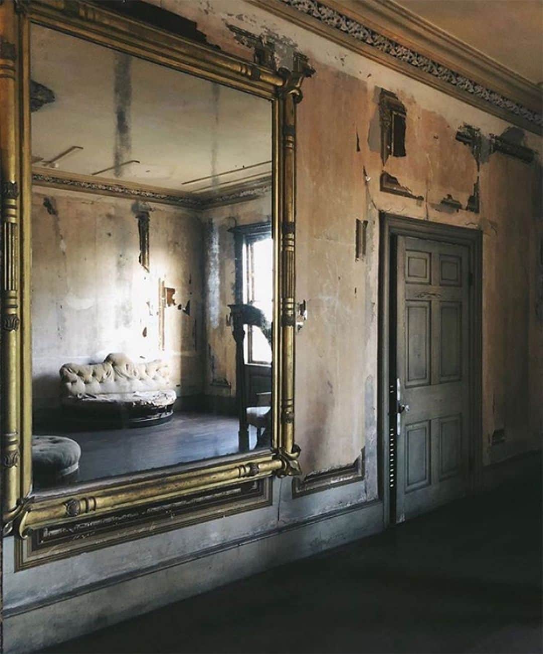 レベッカテイラーのインスタグラム：「Old world reflections via @thibautmathieuad」