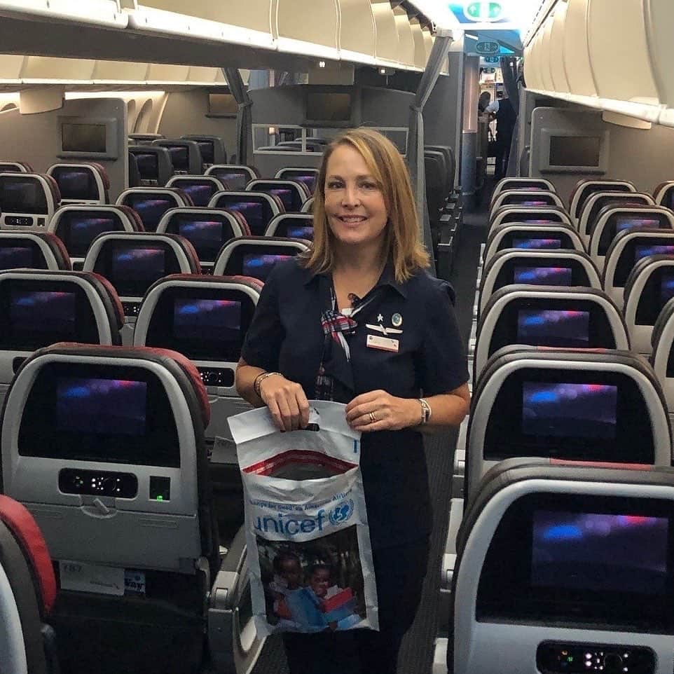 アメリカン航空のインスタグラム：「Every penny counts to Beth Callahan and her colleagues who collect spare change for @UNICEF's Change for Good program. Since 1994, the #AAteam has collected more than $17 million to help vulnerable children worldwide. On #WorldChildrensDay, join us in supporting UNICEF. Link to newsroom in bio.」