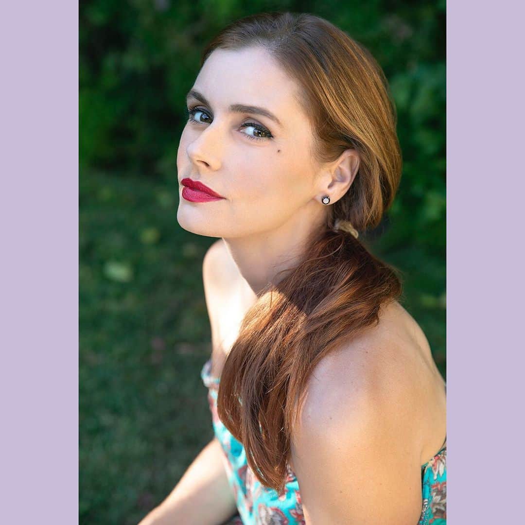 ブリアンナ・ブラウンのインスタグラム：「Pondering the recipes for my Thanksgiving Day feast. Excited to cook up a storm next week in preparation for our tiny gathering. I foresee a boatload of yummy leftovers!  What’s your favorite dish?  And how are you making this years Thanksgiving memorable?  💜  📸 @raganphoto @ragannow  💄 @giuliana_bianca」