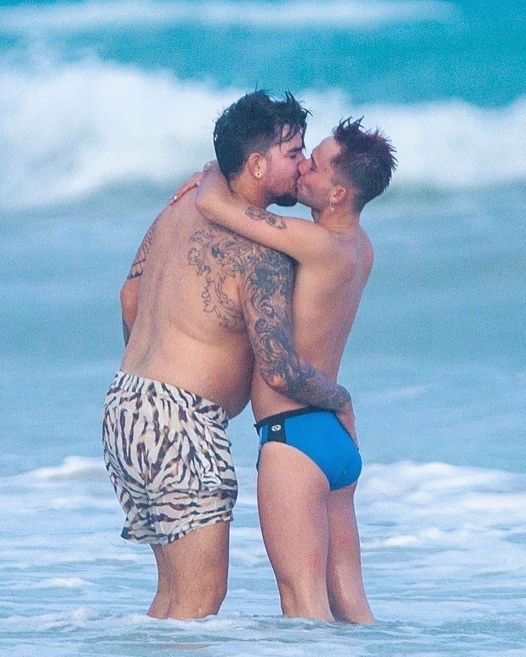 Just Jaredさんのインスタグラム写真 - (Just JaredInstagram)「Adam Lambert and new boyfriend Oliver Gliese packed on the PDA and looked so happy together during a trip to Mexico. Tap this photo at the LINK IN BIO for the full gallery of pics. #AdamLambert #OliverGliese Photo: Backgrid」11月21日 8時04分 - justjared