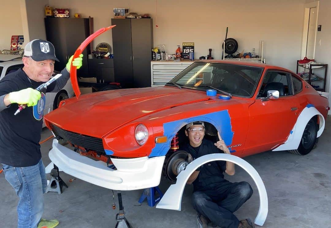 スティーブのインスタグラム：「It took a while but we finally started widebodying the 240z project. Thanks to @interactiveautomotive for coming to the cutting party!! @banzairacing  お待たせしました。ダットサンプロジェクトが続きます。本日やっとフェンダーカットをしてこれからワイドボディ化へ進むしかない！！今度この新作動画も出ます。チャンネル登録をよろしくお願いします #diy」