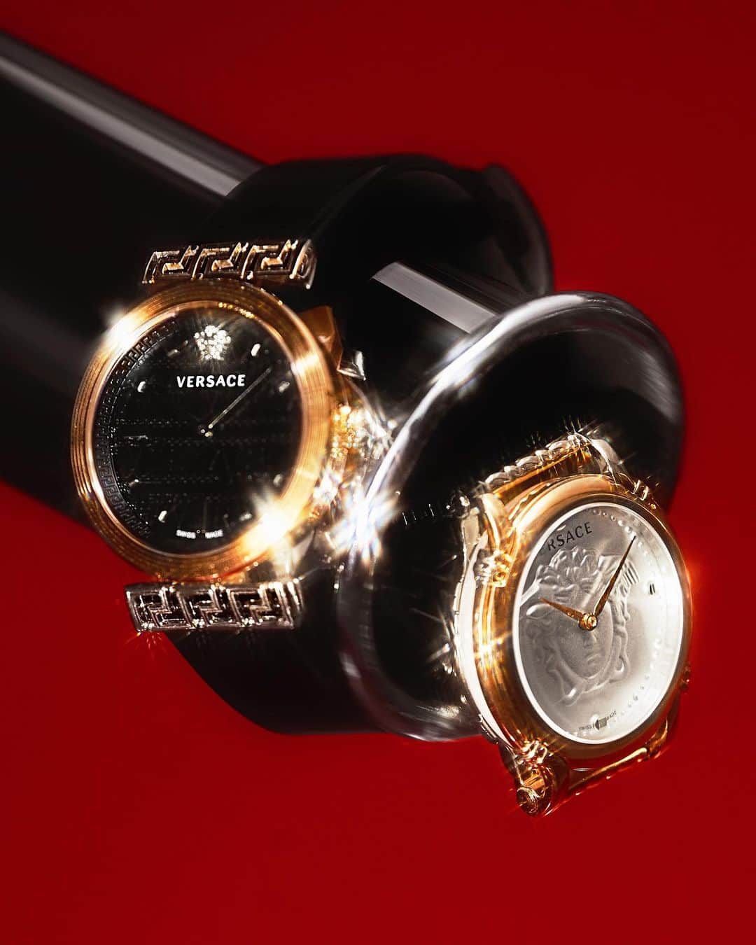 のインスタグラム：「Turbo time - find iconic #VersaceWatches and our guide to festive gifting through the link in bio. #VersaceHoliday」