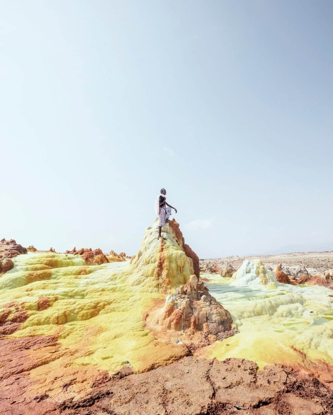 National Geographic Travelさんのインスタグラム写真 - (National Geographic TravelInstagram)「Photo by @andrea_frazzetta / Dallol is the "hill of the spirits" for the Afar people. It is a land of geysers, crystal formations, and sulfurous springs. Dallol is located in the Danakil Depression in a remote area subject to the highest average temperatures on the planet. The term Dallol was coined by the Afar people and means "dissolution" or "disintegration," describing a landscape made up of acid ponds. Pictured here is Alì Arata, 23, who lives in Hamed Ela. For 10 years Arata has been working as a tour guide, accompanying travelers to Dallol and the Erta Ale volcano. This is a part of the planet where you feel the throbbing heart of the Earth.  Follow @andrea_frazzetta to learn more about how I'm using my personal photography to help protect nature in these difficult times. #Africa #Ethiopia #Danakil」11月21日 8時35分 - natgeotravel