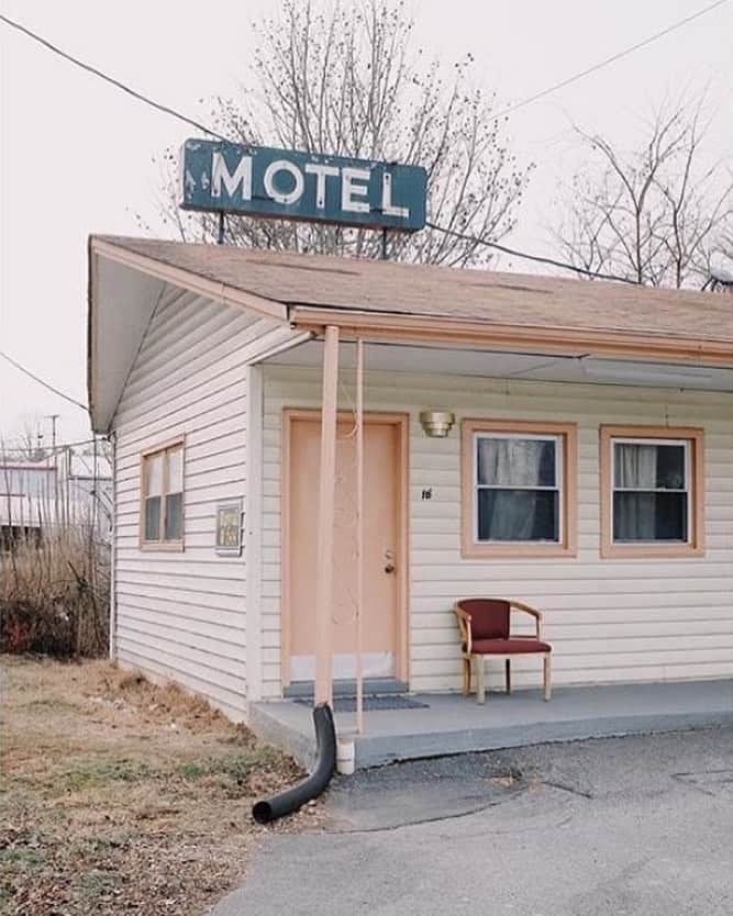 カレントエリオットのインスタグラム：「checking in for the weekend ✌️  #travel #inspo #roadtrip #motel #california」