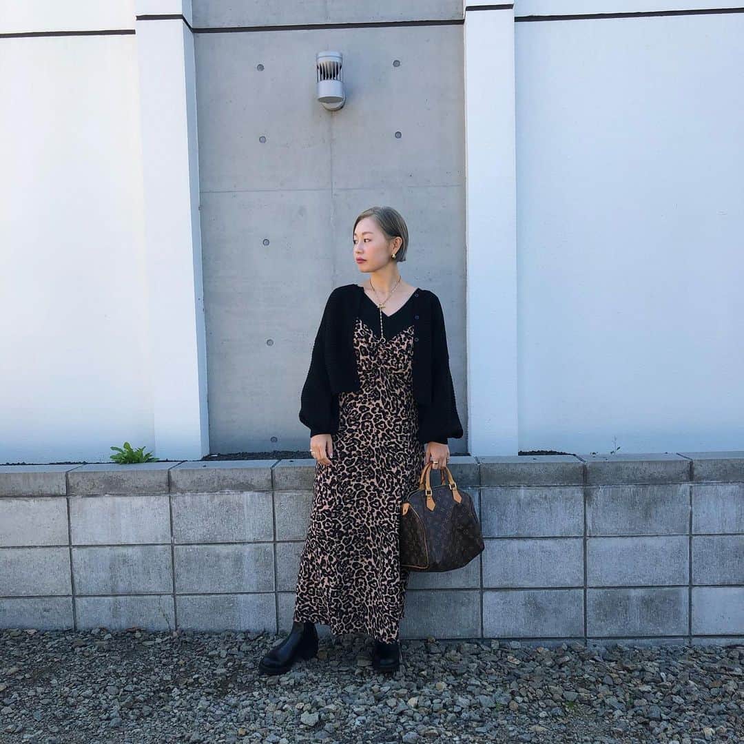 ◆miki◆のインスタグラム：「* * 🐆🐆🐆 * いつかのお出かけ💭 もうこんな薄着で出かけれんよ🥶  この三連休はお楽しみが詰まってたんに😩 ドラえもんの映画に サン宝石のイベントに…… アイツのせいで全て没。  もう大人しく、柄にもなく← ケーキとか作っちゃうんだからねww オレオチーズケーキ知っとる？ 随分前に流行った 目瞑っても出来そうなアレ💓 とんでもないカロリーだけど そんなのもう、知らんよ  やけ食いよ  #デブ #ずっとデブ #母ちゃんのootd #ママコーデ #ママファッション #アラフォーコーデ #アラフォーファッション #ヒョウ柄ババア」