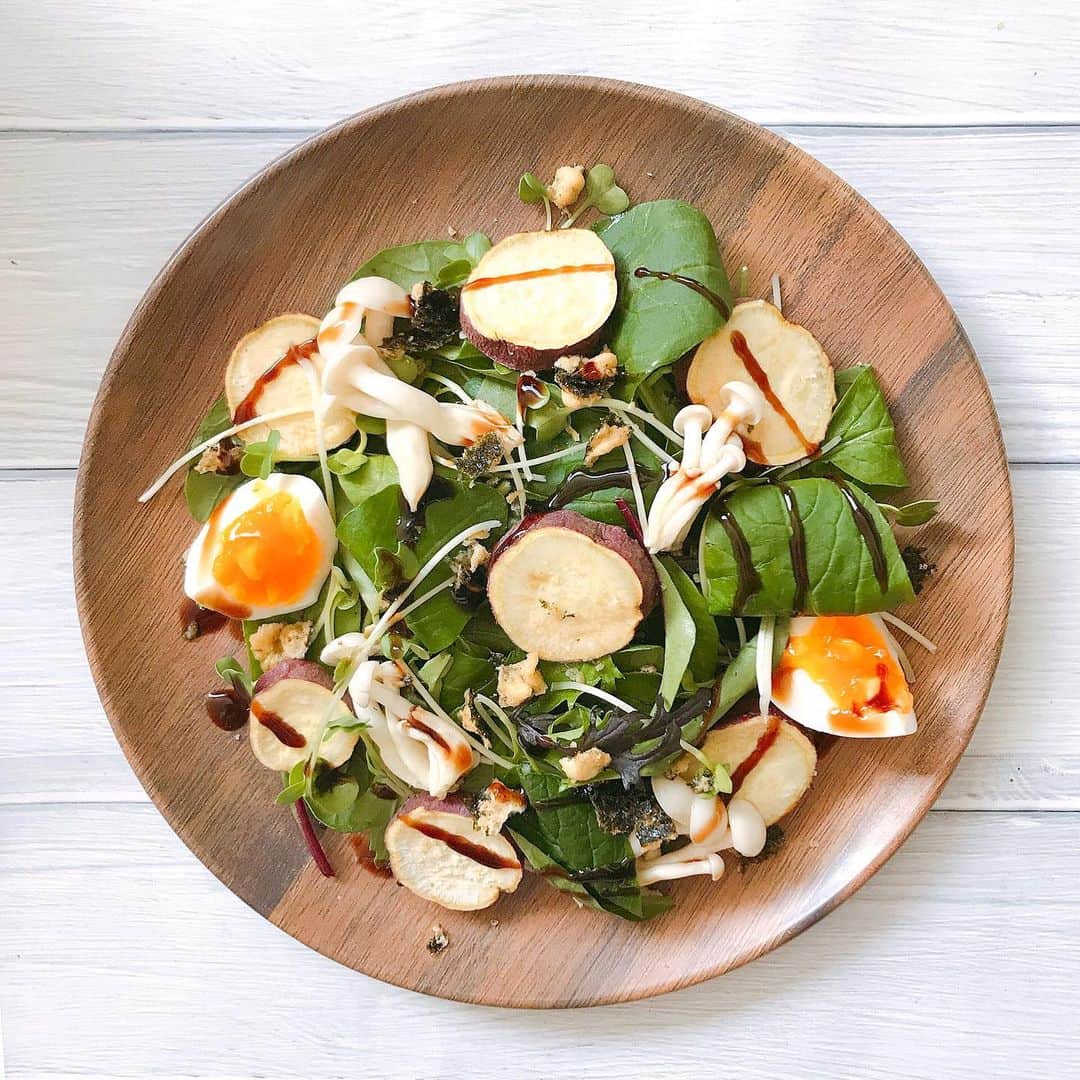 岩佐しおりさんのインスタグラム写真 - (岩佐しおりInstagram)「✔️🍠🥗 ・ おはようございます☀ 今朝はさつまいものサラダ💕 \今日の広島グルメ/ こないだの撮影で頂いた 広島土産まるか食品さんののり天チーズ✨ 今回は砕いてトッピングしてみた♪♪ 食感も味もアクセントになって 美味しかったです❤️❤️🌈 そのままおつまみで食べたら とまらないよ🤣🤪 ・ ◎さつまいもサラダ ・ #しおごはん #朝ごはん #サラダ #さつまいも #まるか食品 #広島グルメ」11月21日 8時48分 - i_am_shiorin