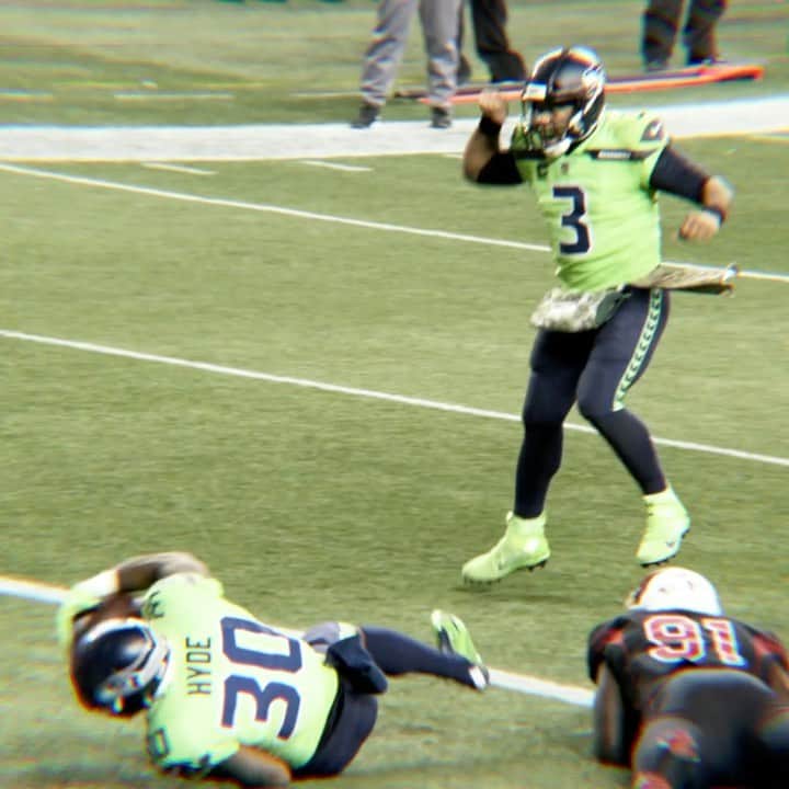 ラッセル・ウィルソンのインスタグラム：「Victory Blue Friday #GoHawks」