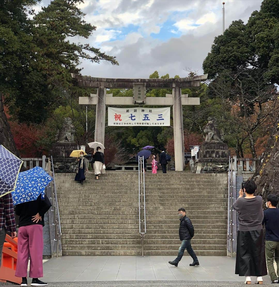 凰津りささんのインスタグラム写真 - (凰津りさInstagram)「今年2回目武田神社⛩  信玄公にご挨拶👏  利直、鳥居をくぐると2礼2拍手出来るようになりましてん。  そして鳥居までの階段を12往復アップダウンで母足ガクガク💦  そしてそして山梨の蚊は強い‼️  11月下旬だし虫除けいらないと思ってた私が馬鹿だったぜ🦟 脚4箇所刺されてボンボンに腫れた😭」11月21日 9時09分 - outsu.risa95