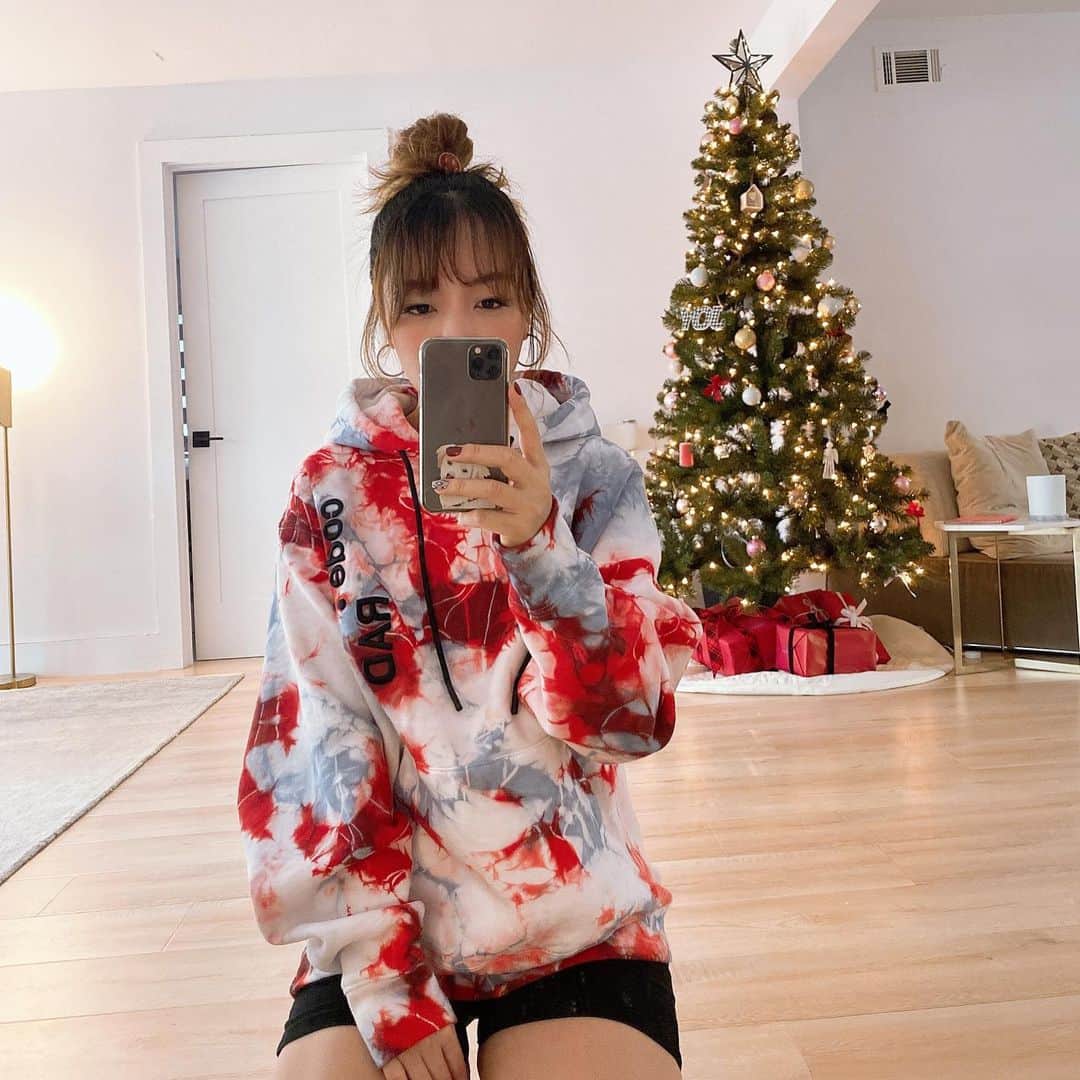 ジンジョー・リーのインスタグラム：「🍎🙂 Follow @coderadbyjinjoo」