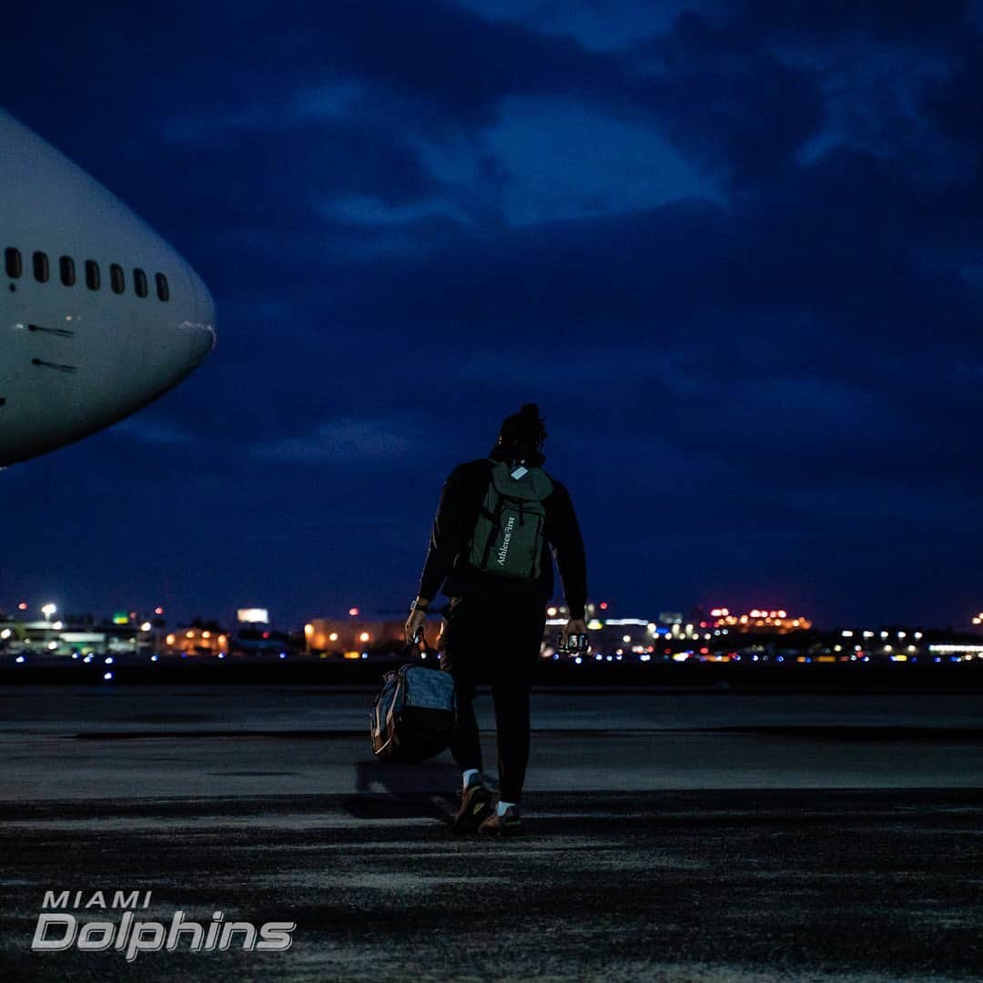 マイアミ・ドルフィンズさんのインスタグラム写真 - (マイアミ・ドルフィンズInstagram)「Night flight. See you soon Denver. #FinsUp」11月21日 9時13分 - miamidolphins