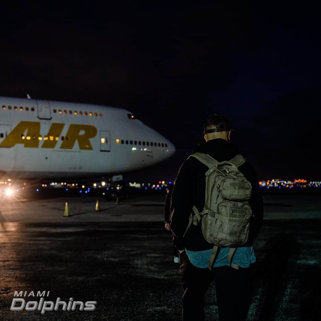 マイアミ・ドルフィンズさんのインスタグラム写真 - (マイアミ・ドルフィンズInstagram)「Night flight. See you soon Denver. #FinsUp」11月21日 9時13分 - miamidolphins