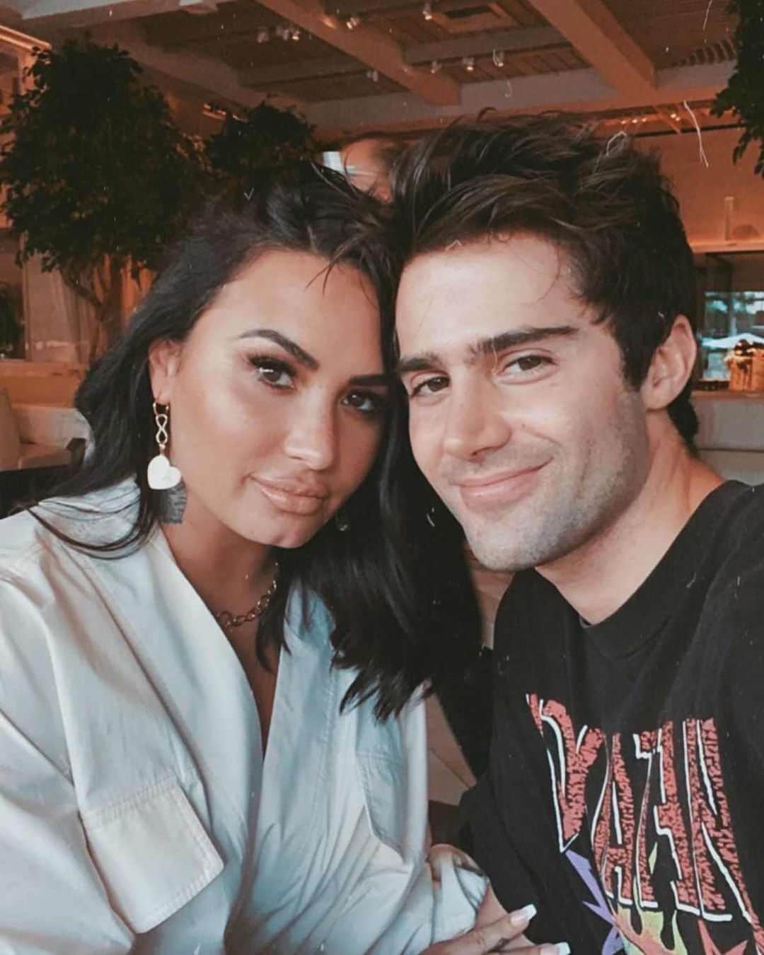 E! Onlineさんのインスタグラム写真 - (E! OnlineInstagram)「After Demi Lovato poked fun at her engagement, her ex, Max Ehrich, is sharing how he 𝘳𝘦𝘢𝘭𝘭𝘺 feels in a series of IG comments. 🍵 Here we go again to the link in our bio. (📷: Instagram)」11月21日 9時16分 - enews
