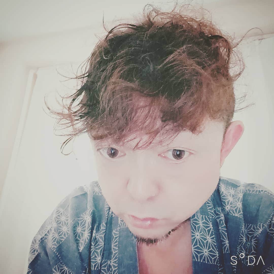 松本隆博のインスタグラム：「。 アメリカの史上最大不正選挙 事件が明白になるのは明らかだ。 マスコミが政治経済教育を情報 で操作、支配していると言っても 過言ではない……日本はというと？ そのレベルまでもなく、アメリカ からたれ流れてくる偏向情報の 焼き直しレベルで、日本独自の思いすら思考停止状態。 低品質なものを垂れ流してる、、 意識すらない。 今日も日本のメディアは嬉々としてコロナ感染者数増加を伝えているレベルだ。 ……こんなしわくちゃな毛では 説得力もあったもんじゃないが。 (~0~)  ～人生遊歩道～」