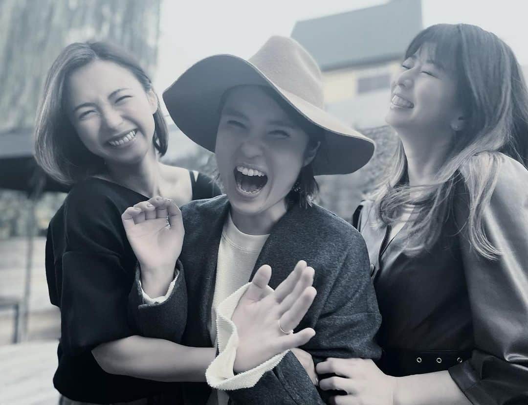 のインスタグラム：「It's been a while since I laughed this hard‼️  Good energy is contagious😊❤️  こんなにもずっと笑って過ごせた時間はいつぶりだろう？  笑顔は伝染するね😆😆😆  #happybirthday  #loveyouguys   #えれな」